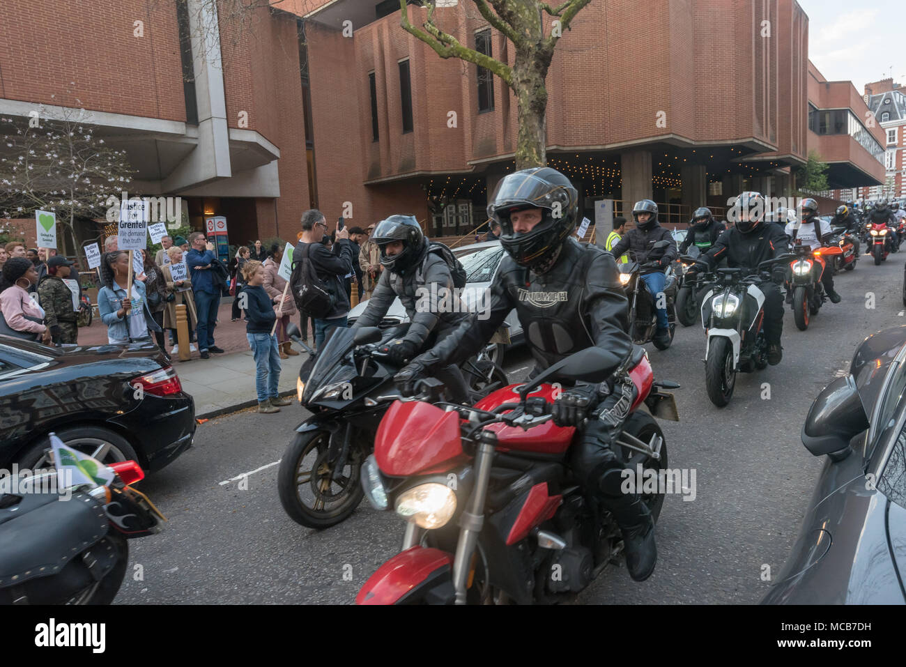 Londres, Royaume-Uni. 14 avril 2018. Les Motards de l'Ace Cafe y compris les motards musulmane Deen Riders et autres ont pris part à une ride 4 Grenfell, de l'Ace Cafe sur la North Circular Road, circonscription au Parlement et ensuite de venir au Kensington Town Hall. Ils chevauchèrent passé la foule en attente de commencer la marche de l'hôtel de ville à des acclamations et des applaudissements, faisant un bruit fort. La marche silencieuse mensuel marquant dix mois après la catastrophe incendie Grenfell a commencé immédiatement après le Ried-passé. Peter Marshall/Alamy Live News Banque D'Images