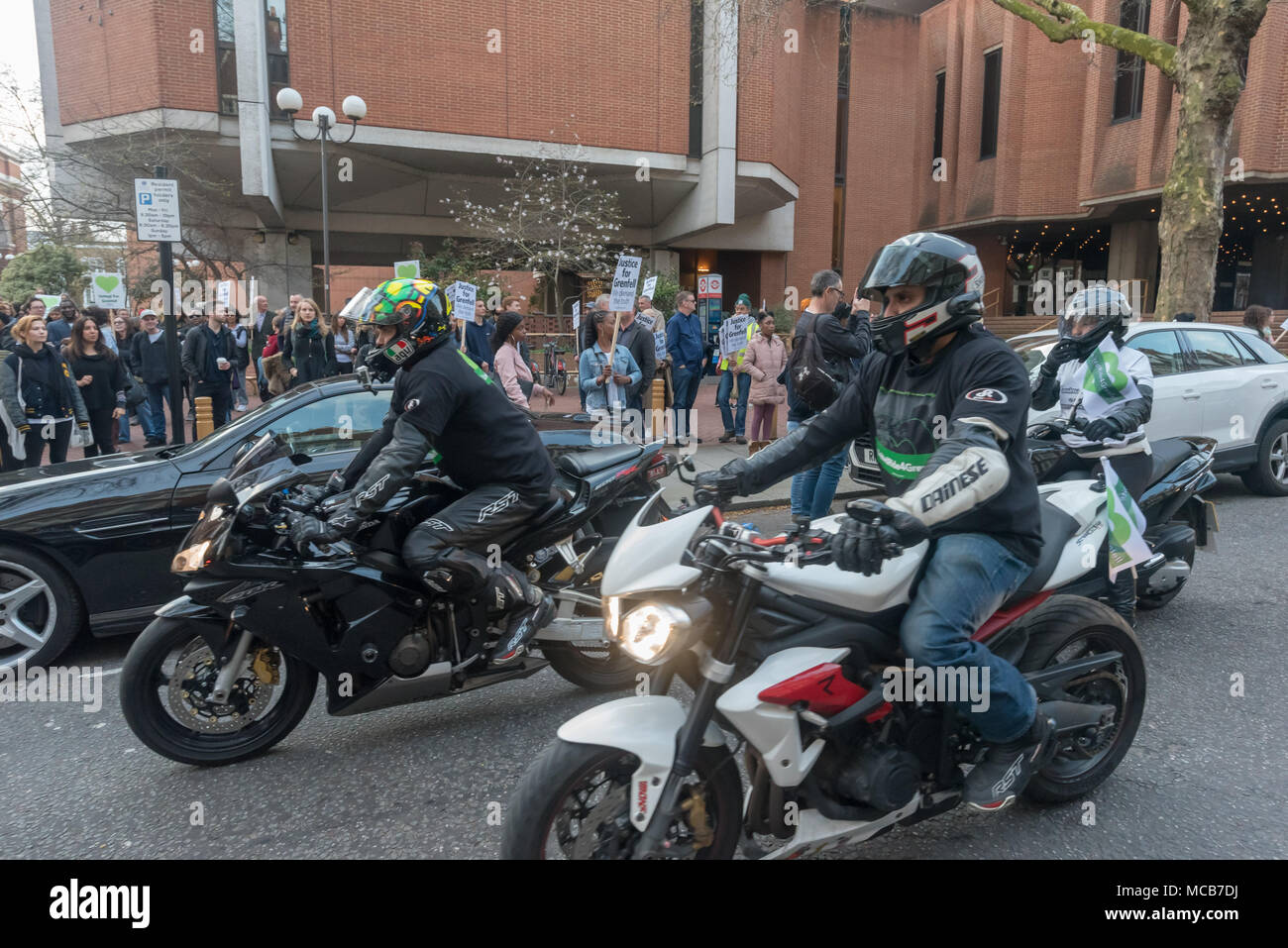 Londres, Royaume-Uni. 14 avril 2018. Les Motards de l'Ace Cafe y compris les motards musulmane Deen Riders et autres ont pris part à une ride 4 Grenfell, de l'Ace Cafe sur la North Circular Road, circonscription au Parlement et ensuite de venir au Kensington Town Hall. Ils chevauchèrent passé la foule en attente de commencer la marche de l'hôtel de ville à des acclamations et des applaudissements, faisant un bruit fort. La marche silencieuse mensuel marquant dix mois après la catastrophe incendie Grenfell a commencé immédiatement après le Ried-passé. Peter Marshall/Alamy Live News Banque D'Images