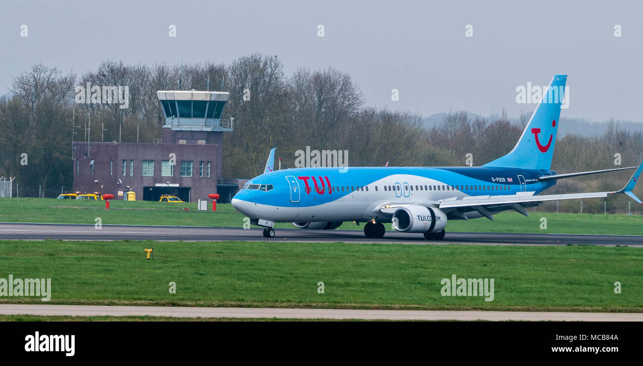 L'aéroport de Stansted, Essex, le 15 avril 2018 mouvements d'aéronefs à l'aéroport de Stansted flou dans l'Essex, UK, G-fdzr TUI Fly Boeing 737-8K5 Crédit : Ian Davidson/Alamy Live News Banque D'Images