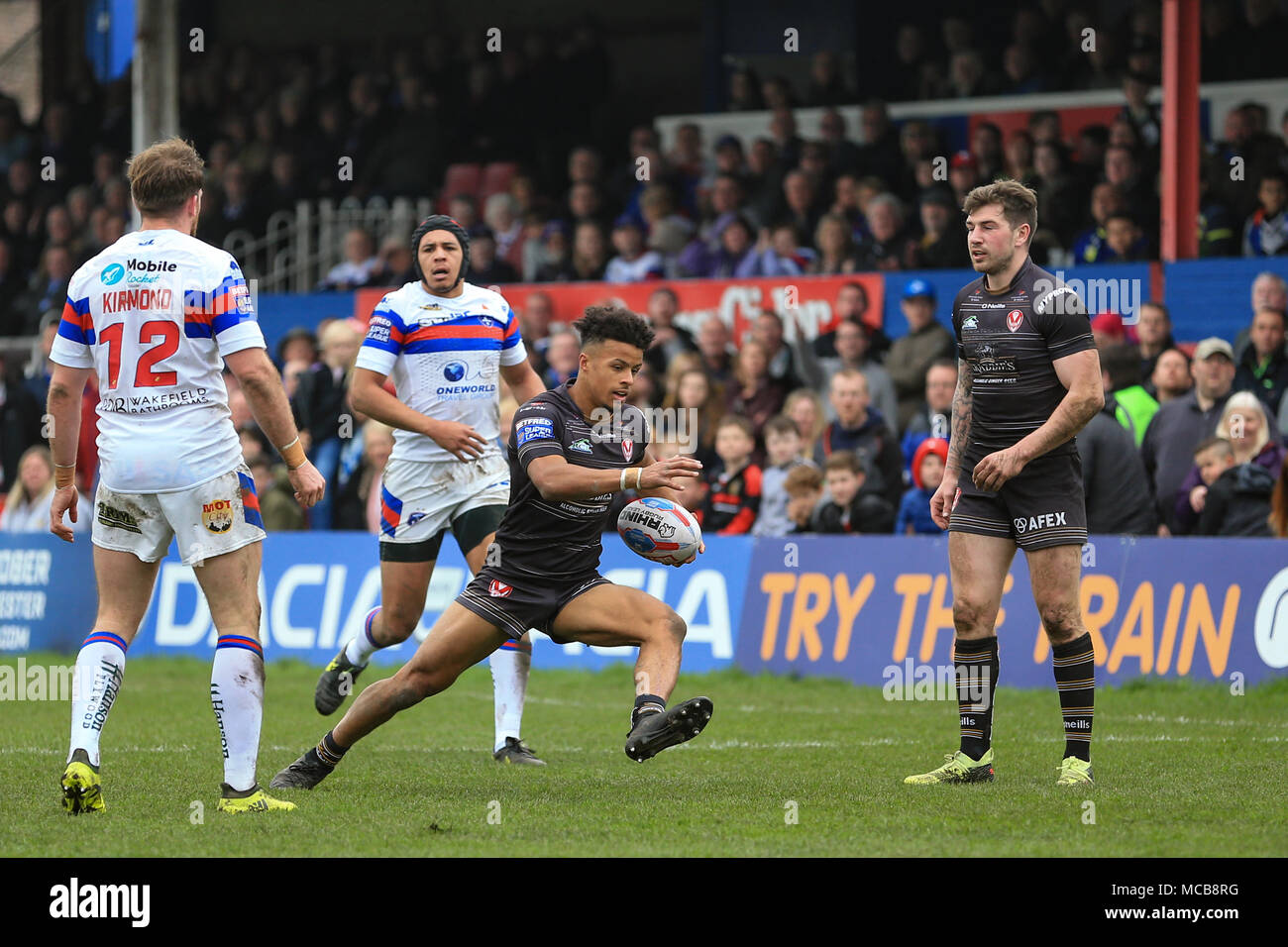 8 avril 2018, Beaumont stade juridique, Wakefield, Angleterre ; Betfred Super League rugby, Wakefield Trinity v St Helens ; Regan grâce de St Helens glisse à travers Crédit : Nouvelles Images/Alamy Live News Banque D'Images
