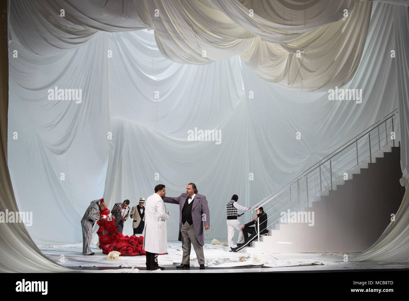 10 avril 2018, l'Allemagne, Weimar : Corby Welch (avant, L) comme Tannhaeuser, Uwe-Schenker Primus (R), avant que Wolfram von Eschenbach et le cast de répéter une scène de l'opéra 'Tannhueuser und auf der Wartburg Saengerkrieg" par Richard Wagner au Deutsches Nationaltheater de Weimar. La production premières le 14 avril 2018. Photo : Candy Welz/dpa-Zentralbild/ZB Banque D'Images