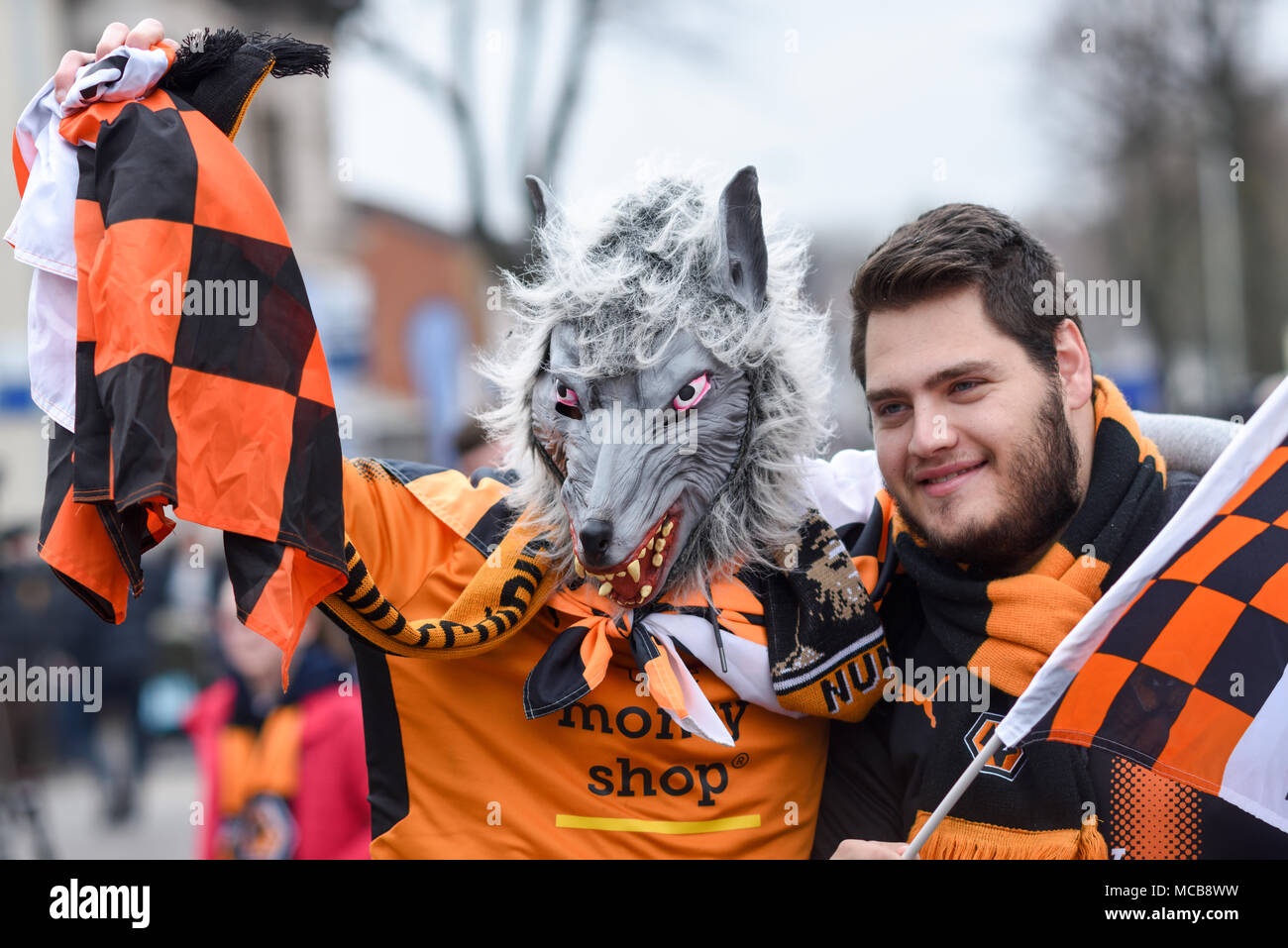 Wolverhampton, UK.15 Avril 2018 : Les loups fans célèbrent remporter le championnat et la promotion en premier league après une victoire 2-0 sur le FC Birmingham City blues au Molineux stadium. Crédit : Ian Francis/Alamy Live News Banque D'Images