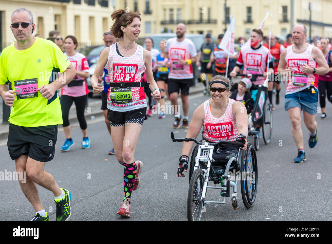 Brighton, Sussex, Royaume-Uni ; 15 avril 2018 ; groupe de coureurs dont un fauteuil roulant en participant au Marathon de Brighton. Crédit : Ian Stewart/Alamy Live News Banque D'Images