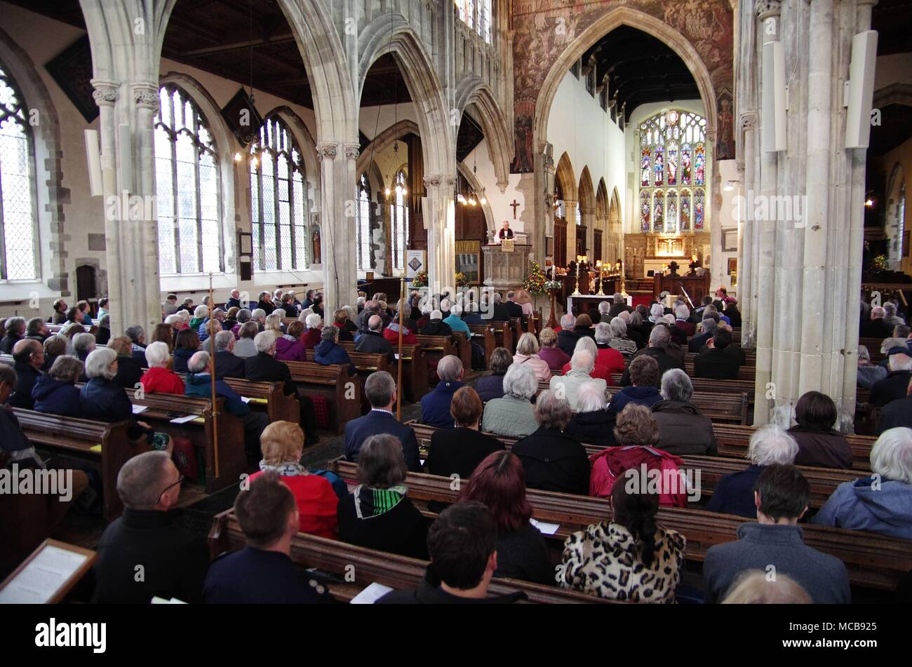 Salisbury, Royaume-Uni 15 avril 2018 une célébration de la vie communautaire de la ville de Salisbury le 15 avril 2018. Avec l'attaque chimique à Salisbury ayant un effet sur la ville de Salisbury. Les dirigeants de l'église, pompier, police, NHS, les commerçants locaux et la communauté de Salisbury se sont réunis pour organiser le service dans l'église de St Thomas. Une bénédiction avec des jets d'eau sur le site près de l'endroit où les récentes victimes de l'attaque chimique dans la région de Salisbury, se trouve a suivi le service de l'église. Credit : Haydn Wheeler/Alamy Live News Banque D'Images