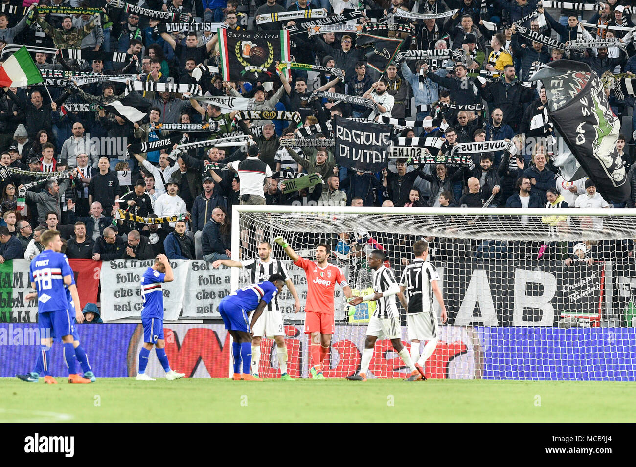 Turin, Italie. Apr 15, 2018. Mario Mandzukic (Juventus), Gianluigi Buffon (Juventus), Giorgio Chiellini (Juventus), Dennis Praet (UC Sampdoria),au cours de la serie d'un match de football entre la Juventus FC vs UC Sampdoria de Allianz Stadium le 15 avril 2018 à Turin, Italie. Crédit : Antonio Polia/Alamy Live News Banque D'Images