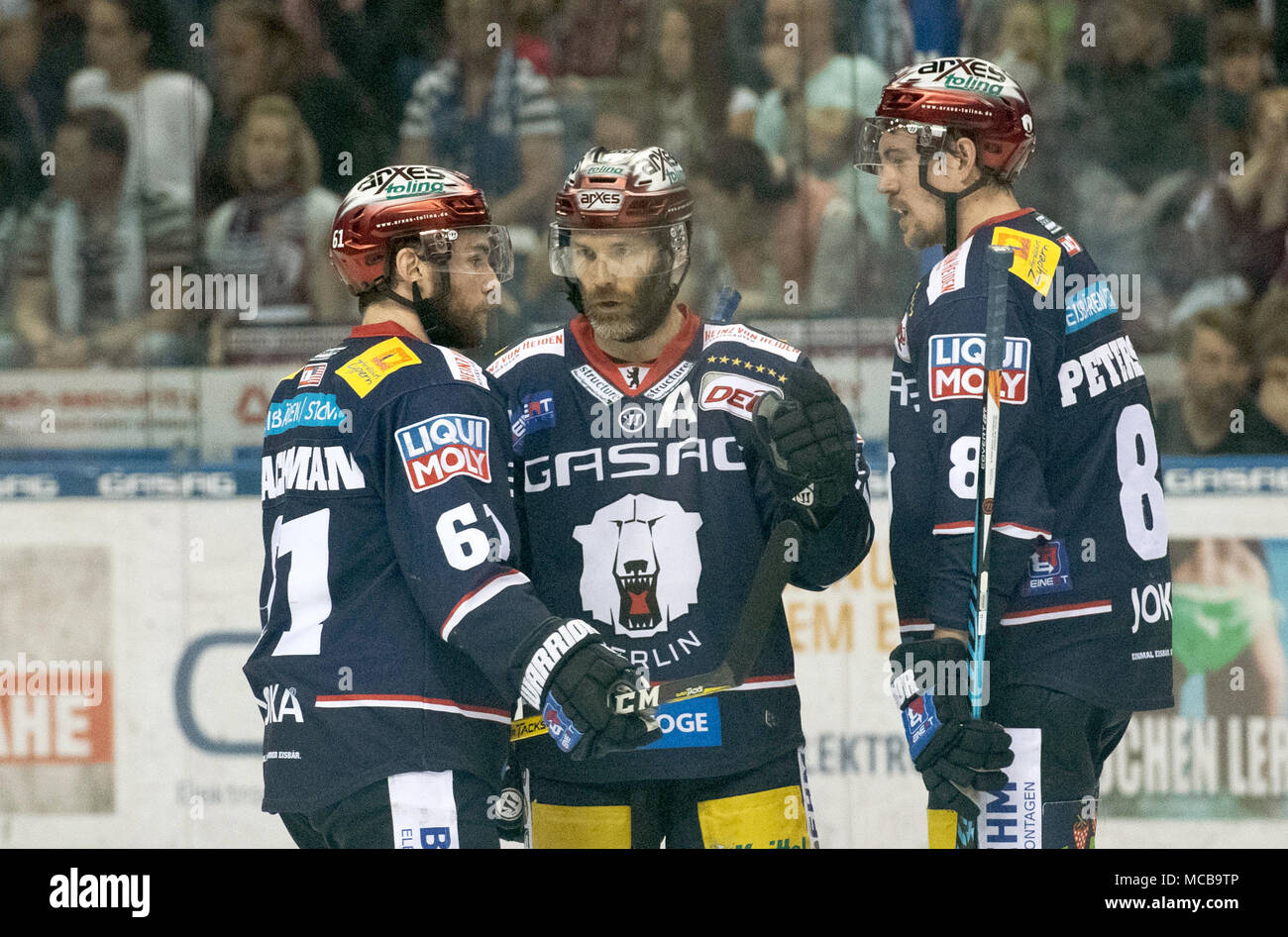 Berlin, Allemagne Le 15 avril 2018 DEL hockey sur glace, Eisbaeren vs Red Bull EHC Berlin Muenchen à la Mercedes-Benz Arena : Berlin's Sean Backman (l-r), Louis Marc Aubry et Nicholas Petersen dans la conversation pendant la pause. Photo : Paul Zinken/dpa Banque D'Images