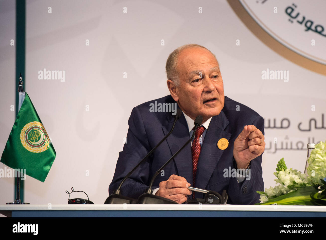 Dharan, l'ARABIE SAOUDITE 15 Avril 2018 Le secrétaire général de la Ligue arabe, Ahmed Aboul-Gheit assiste à une conférence de presse commune après la clôture du 29e Sommet de la Ligue arabe à Dhahran, en Arabie Saoudite, le 15 avril 2018. Le 29e Sommet de la Ligue arabe a eu lieu dans l'Est de l'Arabie saoudite ville de Dhahran le dimanche, avec les dirigeants de 22 pays ont assisté à cela. Source : Xinhua/Alamy Live News Banque D'Images