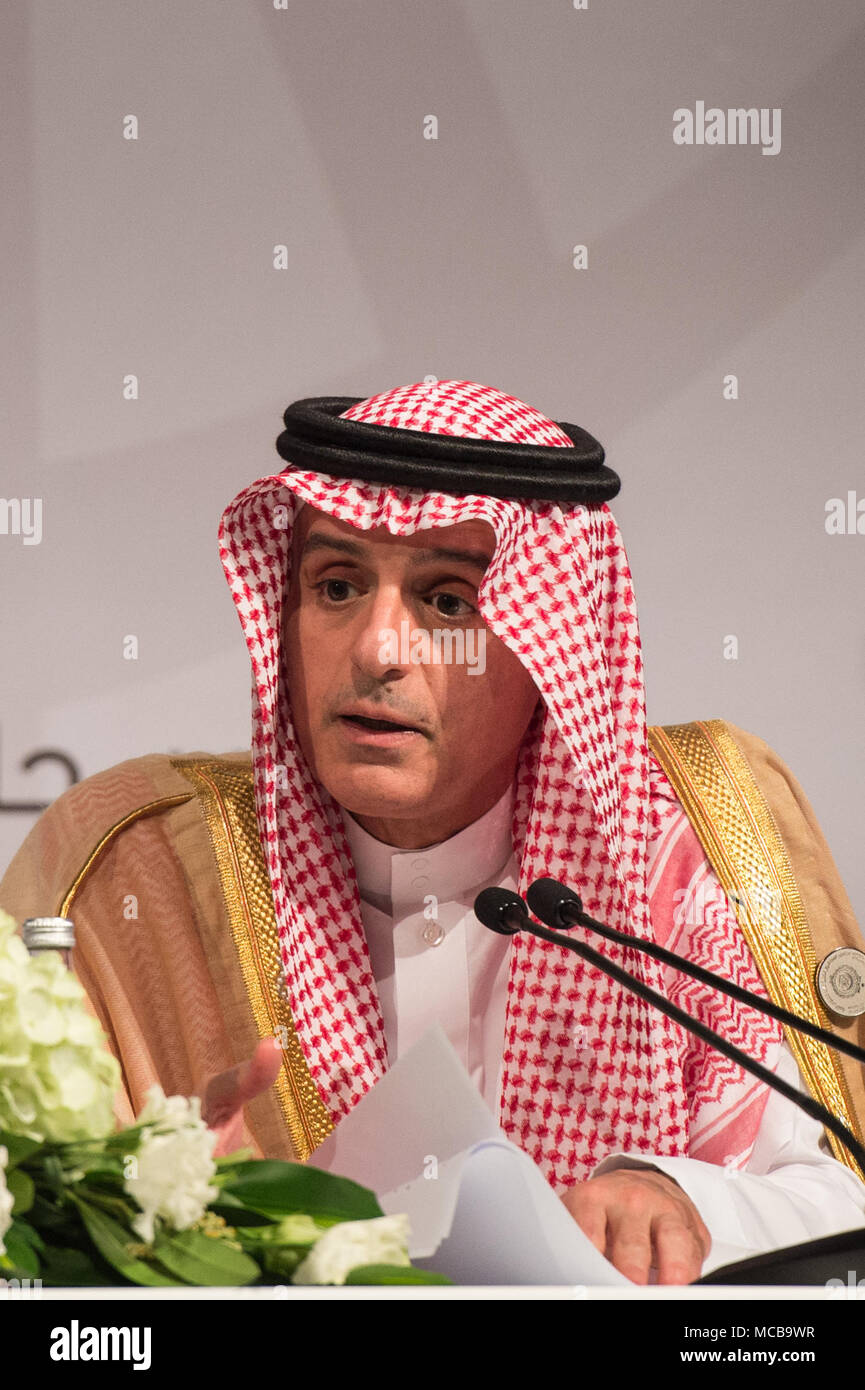 Dharan, l'Arabie saoudite le 15 avril 2018 Ministre des affaires étrangères de l'Arabie saoudite Adel al-Jubeir assiste à une conférence de presse commune après la clôture du 29e Sommet de la Ligue arabe à Dhahran, en Arabie Saoudite, le 15 avril 2018. Le 29e Sommet de la Ligue arabe a eu lieu dans l'Est de l'Arabie saoudite ville de Dhahran le dimanche, avec les dirigeants de 22 pays ont assisté à cela. Source : Xinhua/Alamy Live News Banque D'Images