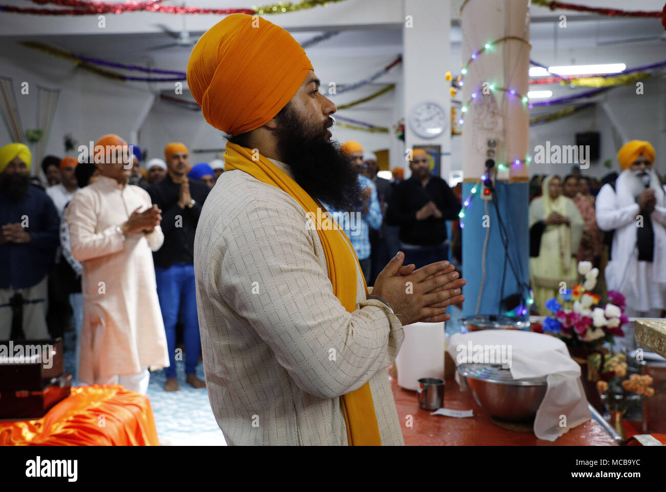 Palma, Îles Baléares, Espagne. Apr 15, 2018. Sat Guru Kamal Singh priant pendant les Sikhs célébrer, une fête des moissons Baisakhi, comme le début de la nouvelle année à Palma de Mallorca, Espagne. Credit : Clara Margais/ZUMA/Alamy Fil Live News Banque D'Images