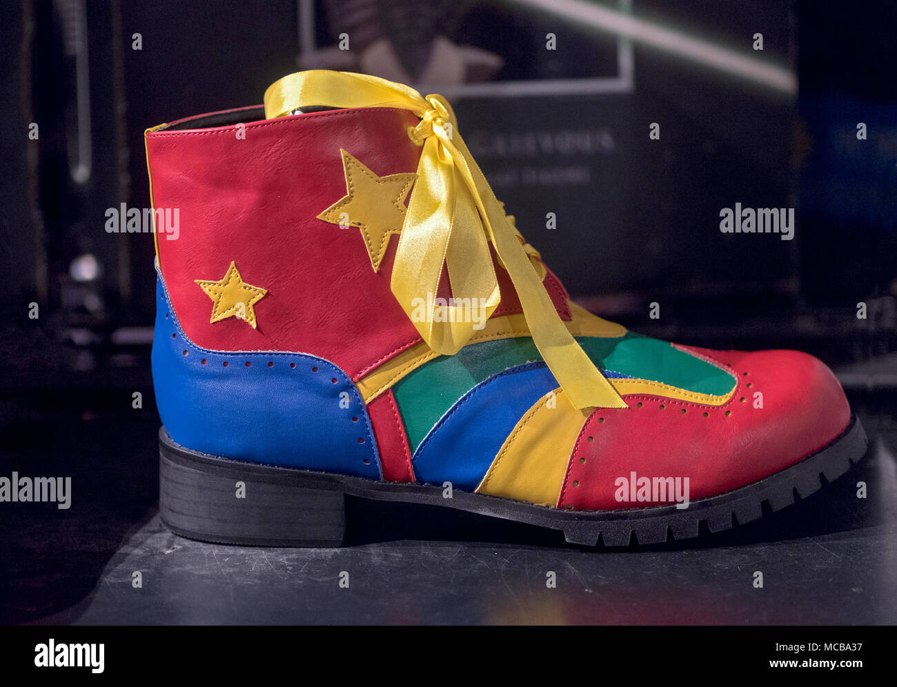 Un style très coloré des années 70, pour la vente de chaussures à un  magasin de costume à Broadway dans Greenwich Village, New York City Photo  Stock - Alamy