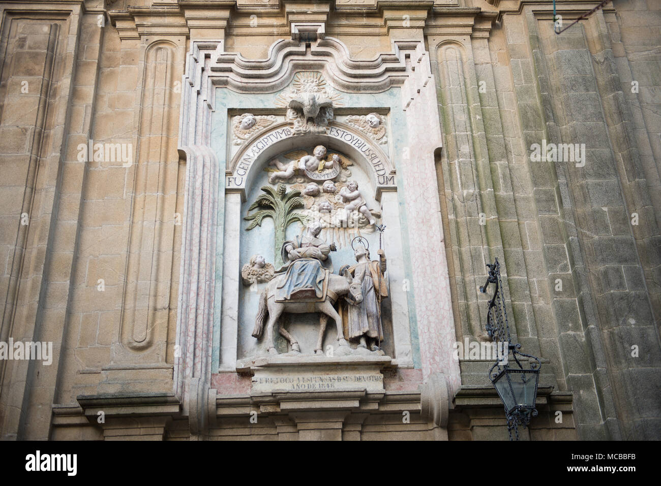 Détail au-dessus de l'entrée de l'Hôtel Monasterio de San Paio de Antealtares à Santiago de Compostela, Espagne avec Jésus, Maria et dunkey Banque D'Images