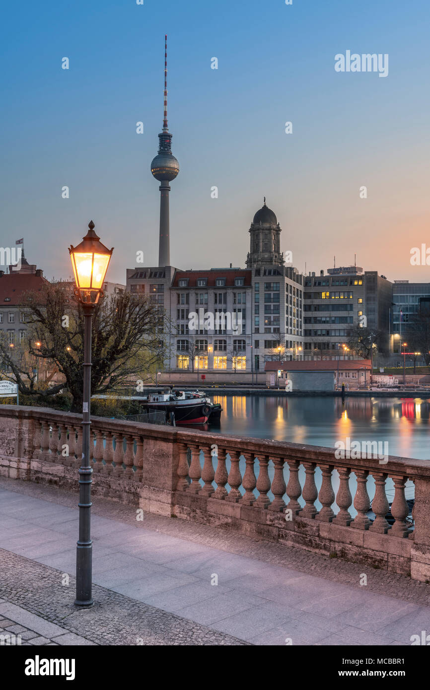 Le Roßstraßenbrücke bridge à l'aube, comme les premiers rayons du soleil reflètent sur le dôme de la Fernsehturm (tour de télévision), la capitale de l'Allemagne ville de Berli Banque D'Images