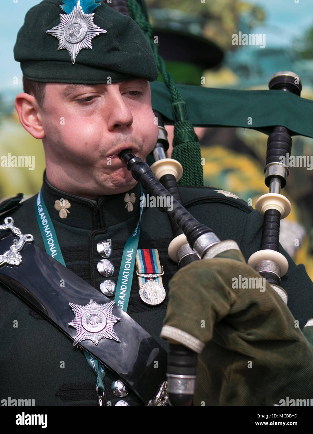 Musicien en uniforme des Irish Guards ou des Micks jouant des cornemuses. Les régiments de foot Guards de l'armée britannique Pipers & Band à Aintree, Liverpool, Royaume-Uni Banque D'Images