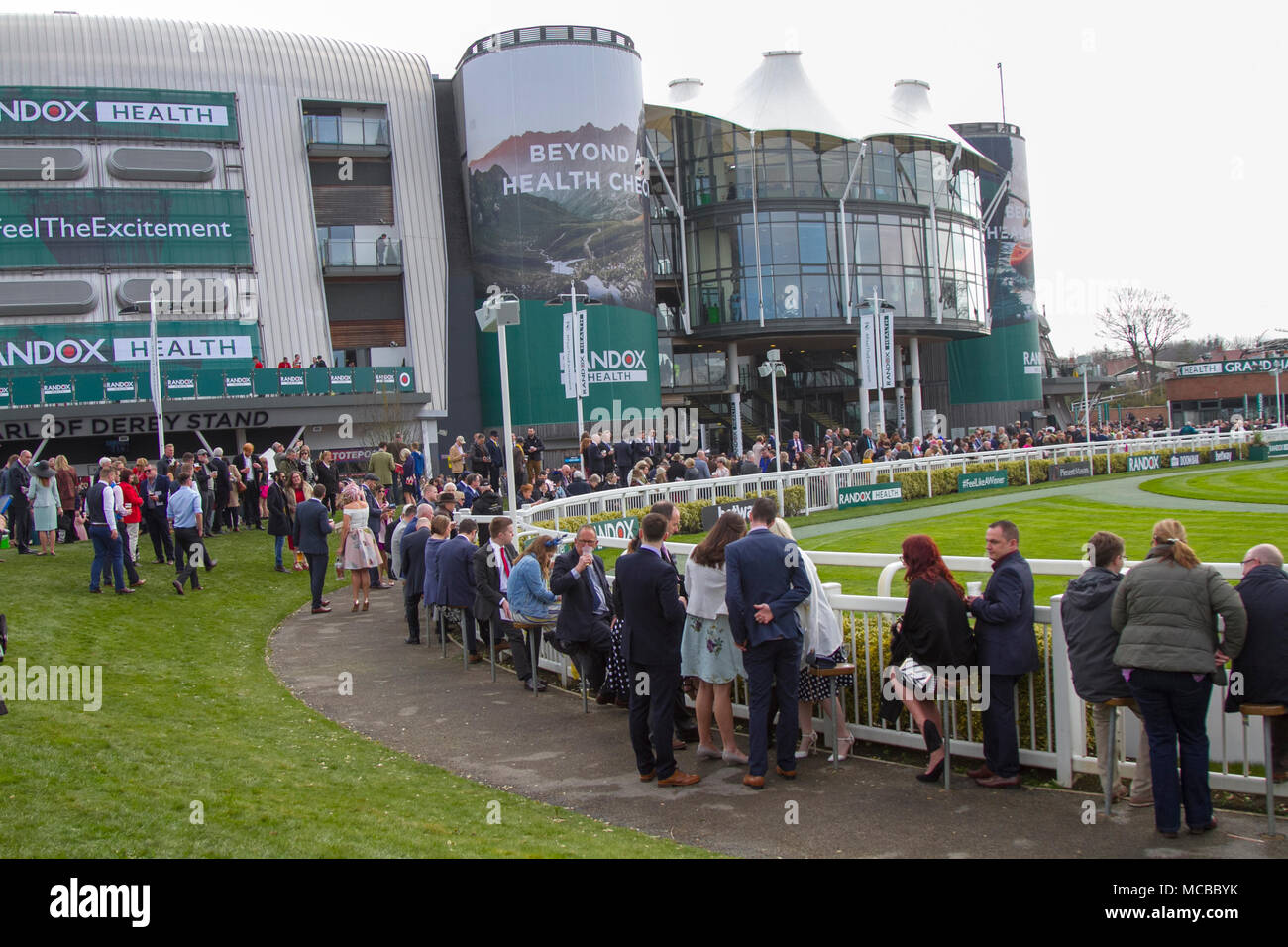Tribune, anneau de Parade, hippodrome, les bâtiments et les personnes assistant à Grand National Aintree, Liverpool, Royaume-Uni Banque D'Images