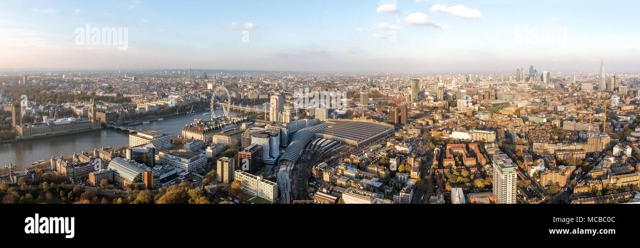 Londres Vue Panoramique aérienne feat. Maisons du Parlement, London Eye, Westminster sur la rivière Thames, tesson et célèbres monuments anglais Grand Angle Skyline Banque D'Images