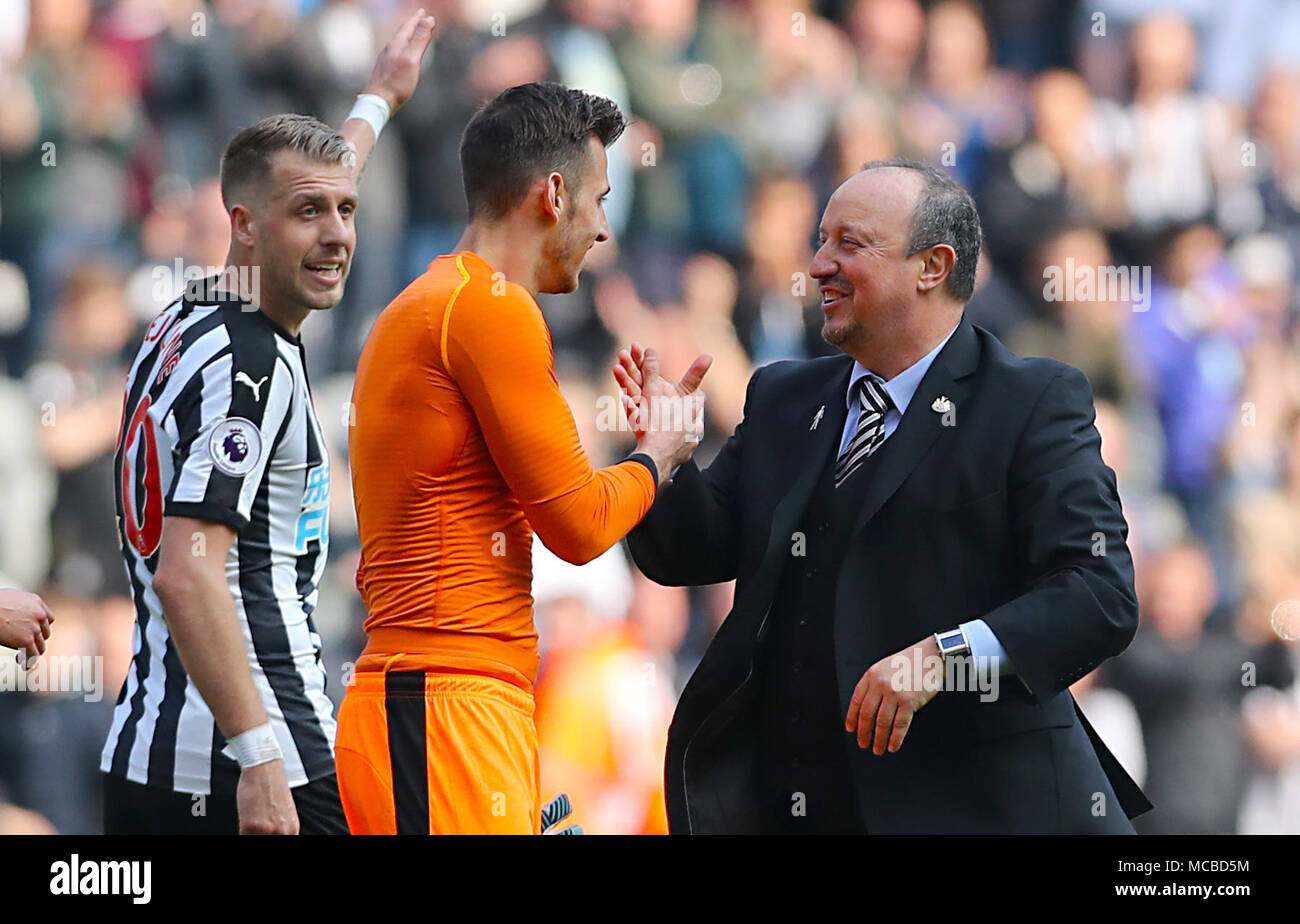 Newcastle United gardien Martin Dubravka (centre) et Newcastle United manager Rafael Benitez célébrer après le premier match de championnat à St James' Park, Newcastle. Banque D'Images