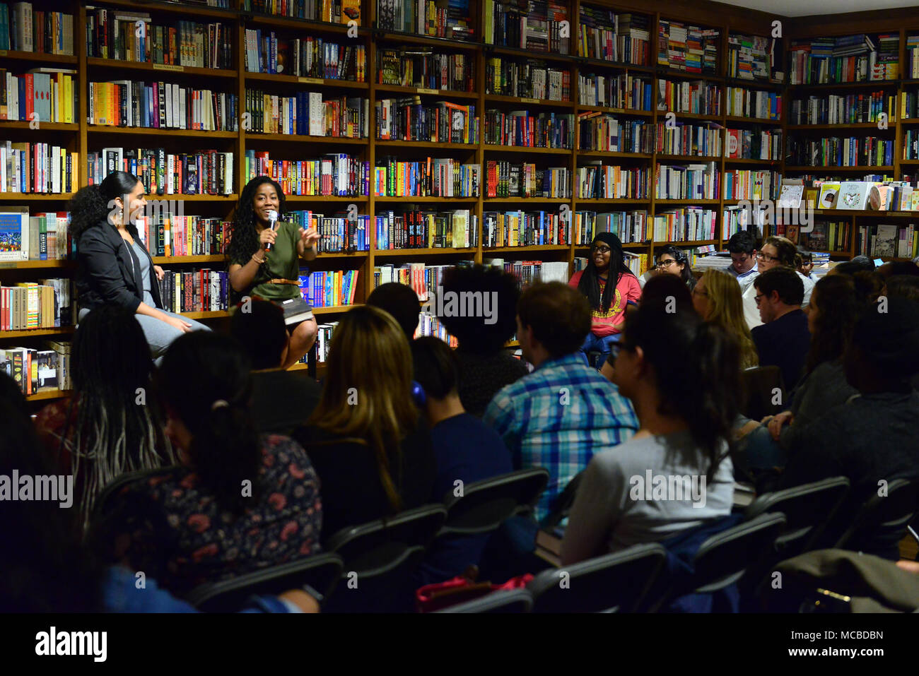 Auteur Elizabeth Acevedo de 'X' et le Poète auteur Tomi Adeyemi d 'enfants de Blood & Bone' lire et signer des copies de leurs publications Livres et livres le 14 mars 2018 à Coral Gables, en Floride. Avec : Elizabeth Acevedo, Tomi Adeyemi Où : Coral Gables, Florida, United States Quand : 14 Mar 2018 Crédit : Johnny Louis/WENN.com Banque D'Images