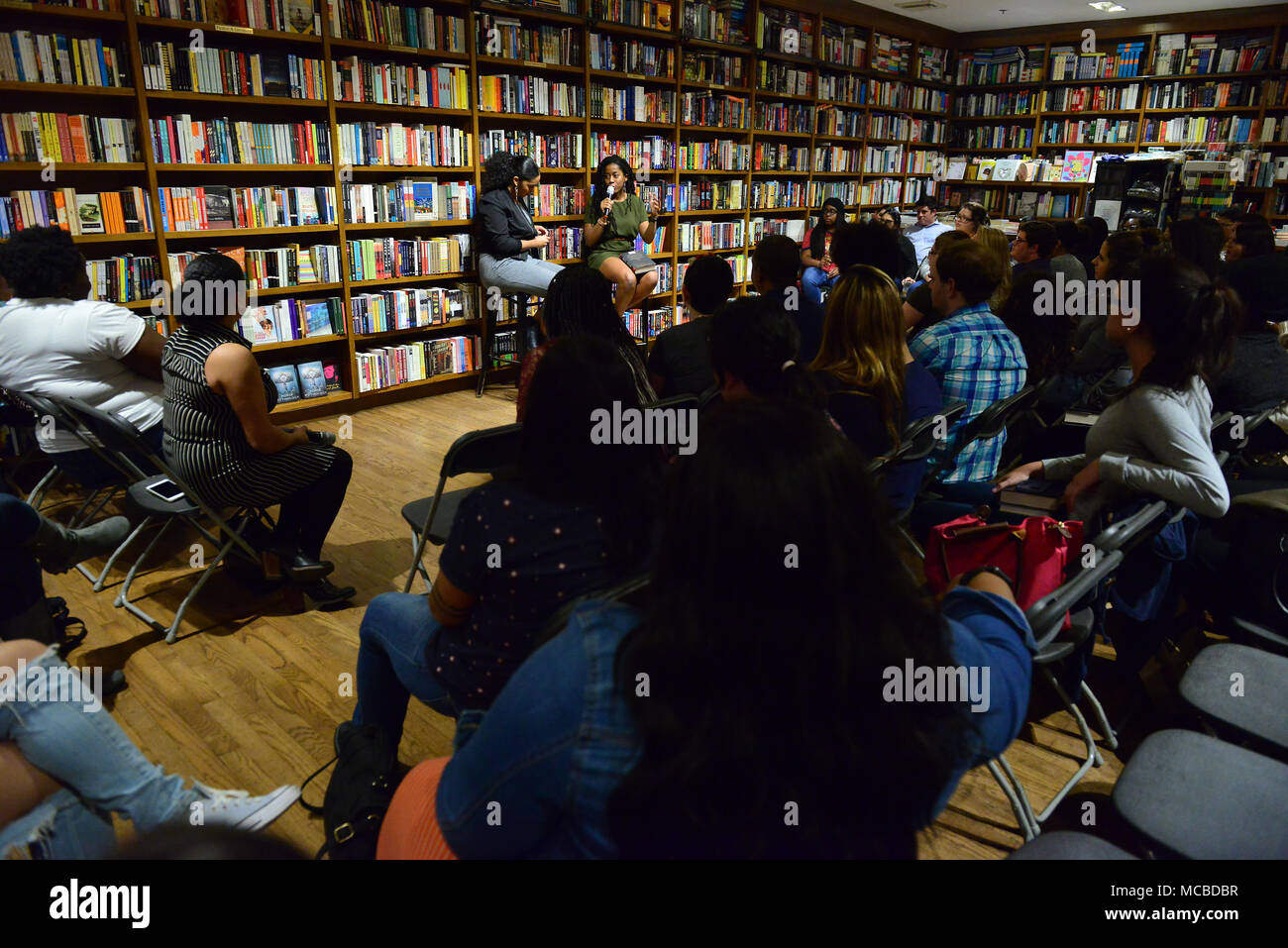 Auteur Elizabeth Acevedo de 'X' et le Poète auteur Tomi Adeyemi d 'enfants de Blood & Bone' lire et signer des copies de leurs publications Livres et livres le 14 mars 2018 à Coral Gables, en Floride. Avec : Elizabeth Acevedo, Tomi Adeyemi Où : Coral Gables, Florida, United States Quand : 14 Mar 2018 Crédit : Johnny Louis/WENN.com Banque D'Images