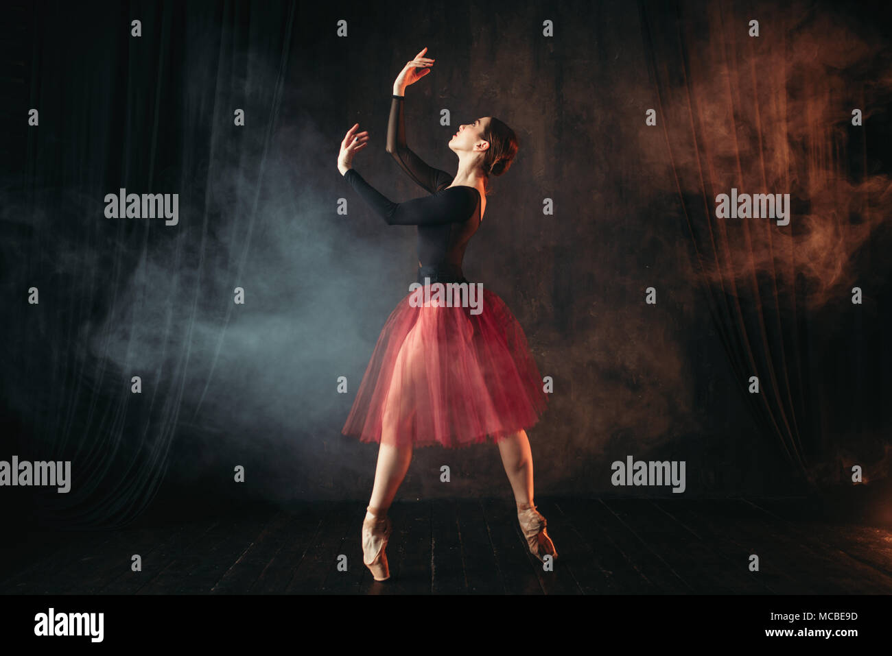 Danseuse de ballet danse en robe rouge sur la scène Banque D'Images