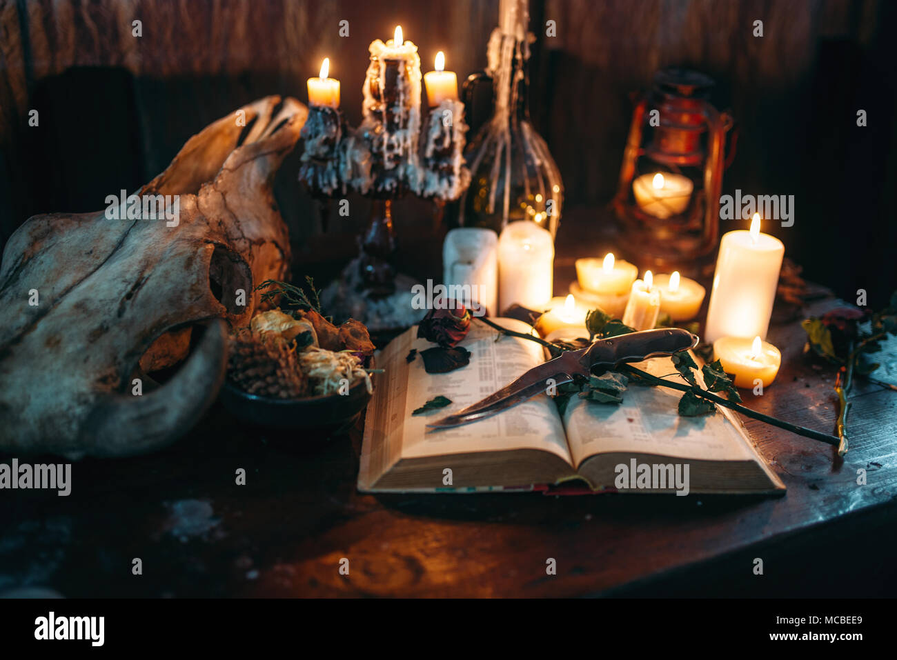 La sorcellerie, magie noire, rituel des bougies avec réserve Photo Stock -  Alamy