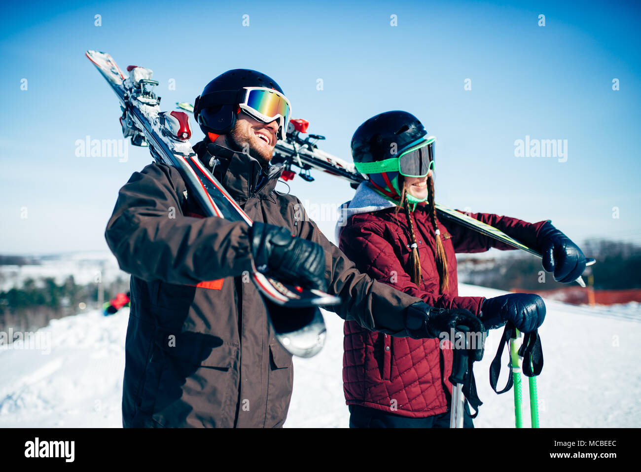 Les skieurs avec skis et bâtons, extreme lifestyle Banque D'Images