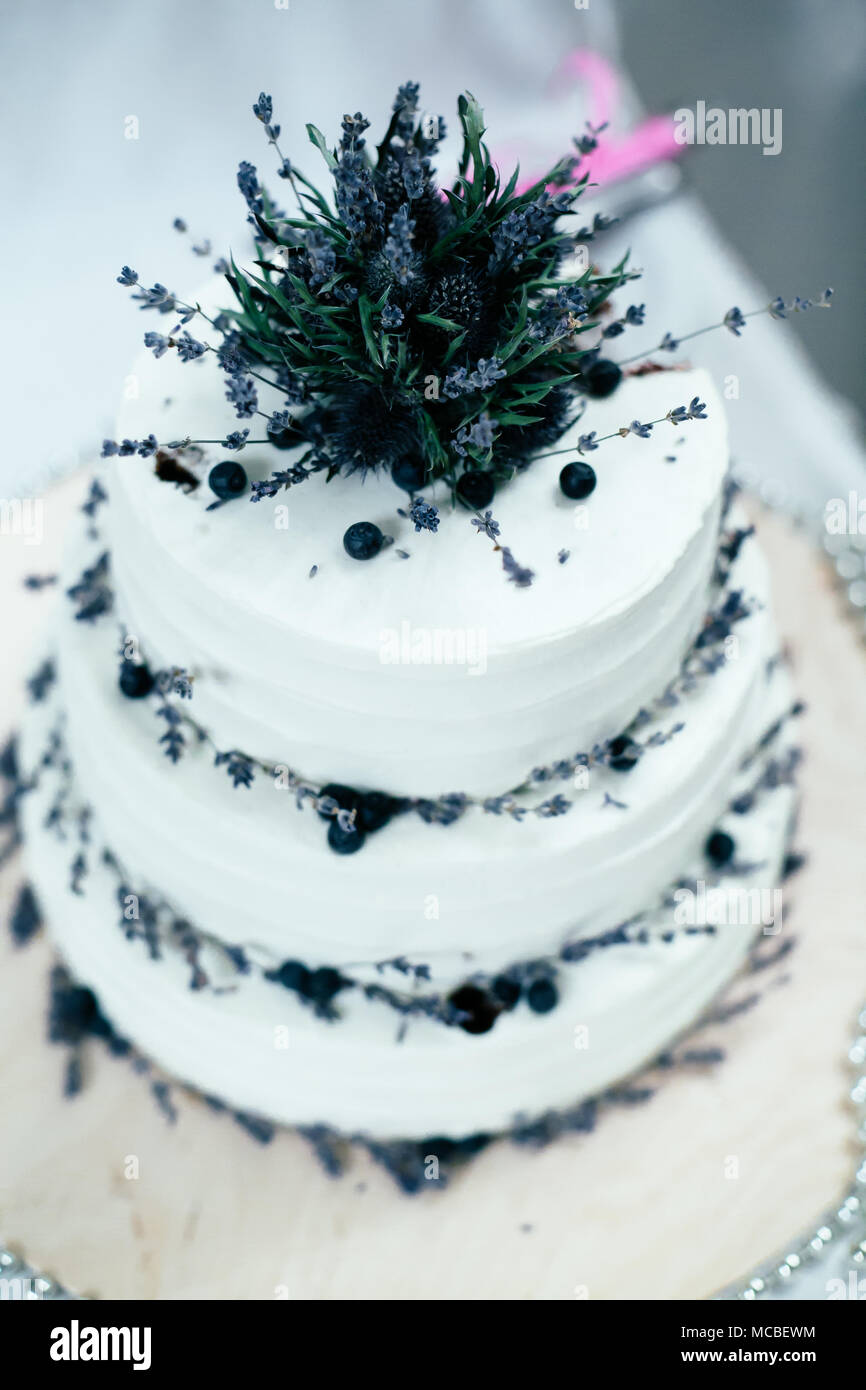 Gateau De Mariage Avec Des Bleuets Decorees Avec Lavande Photo Stock Alamy Gateau De Mariage Avec Des Bleuets Decorees Avec Lavande Photo Stock Alamy
