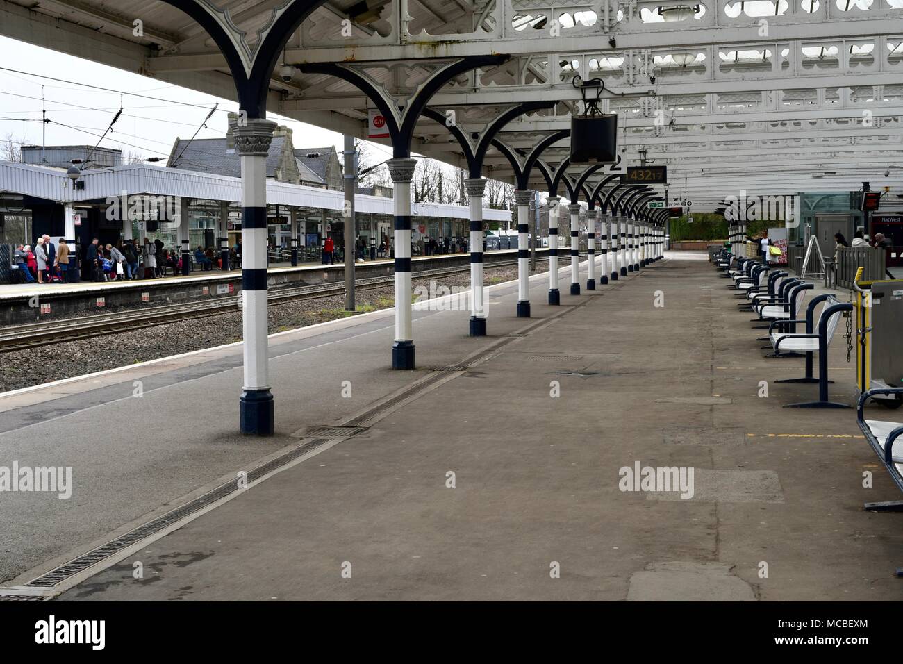 Sous l'auvent du quai 2 à la gare de Durham Banque D'Images