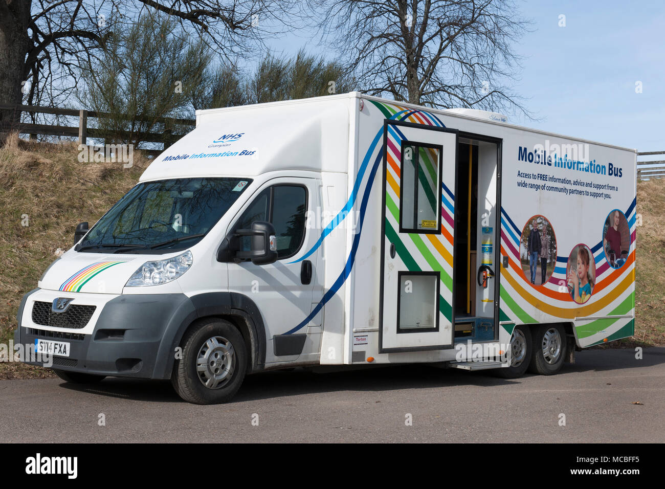 Un bus d'information Mobile NHS Banque D'Images