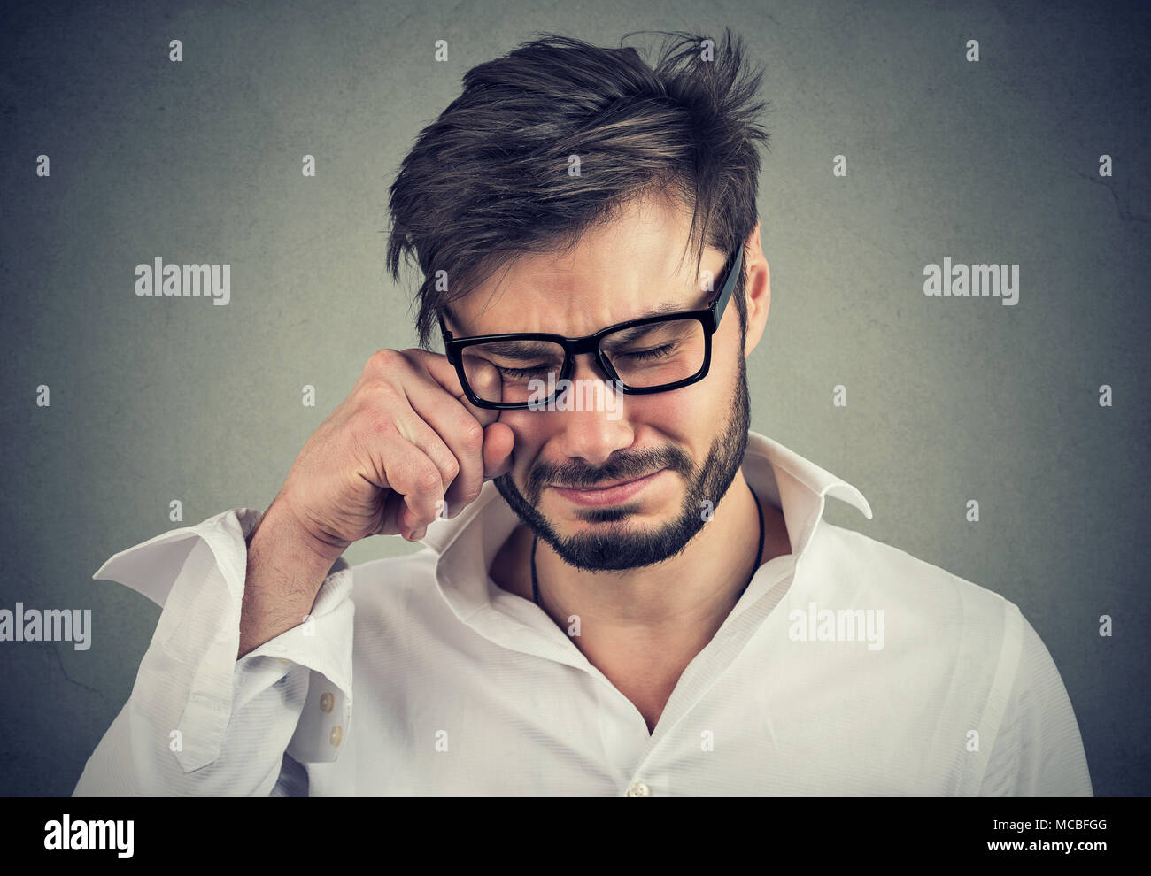 Closeup portrait d'un homme adulte pleurer dans les verres Banque D'Images