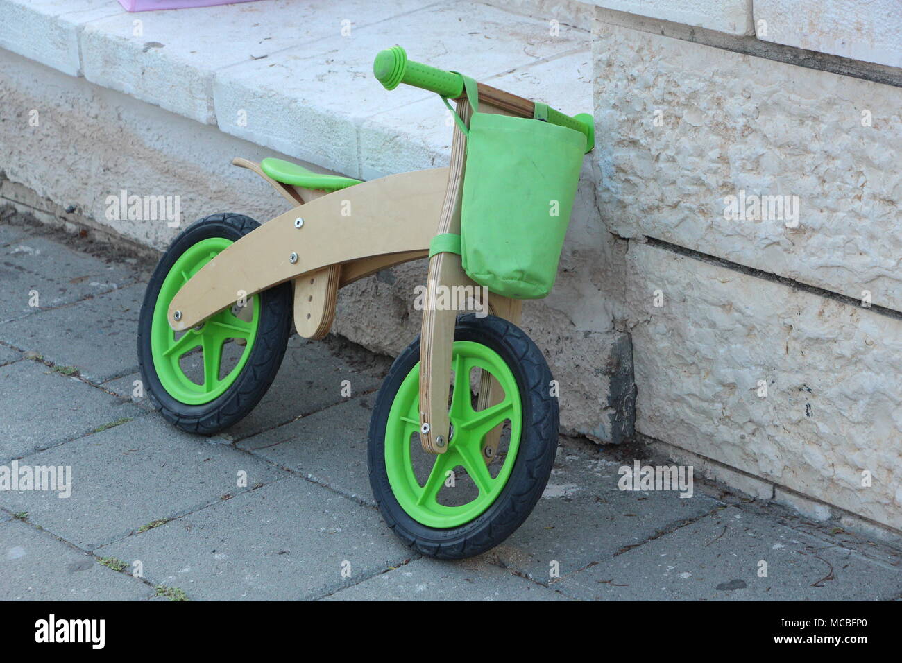 Suspendre le vélo sur le mur Banque D'Images