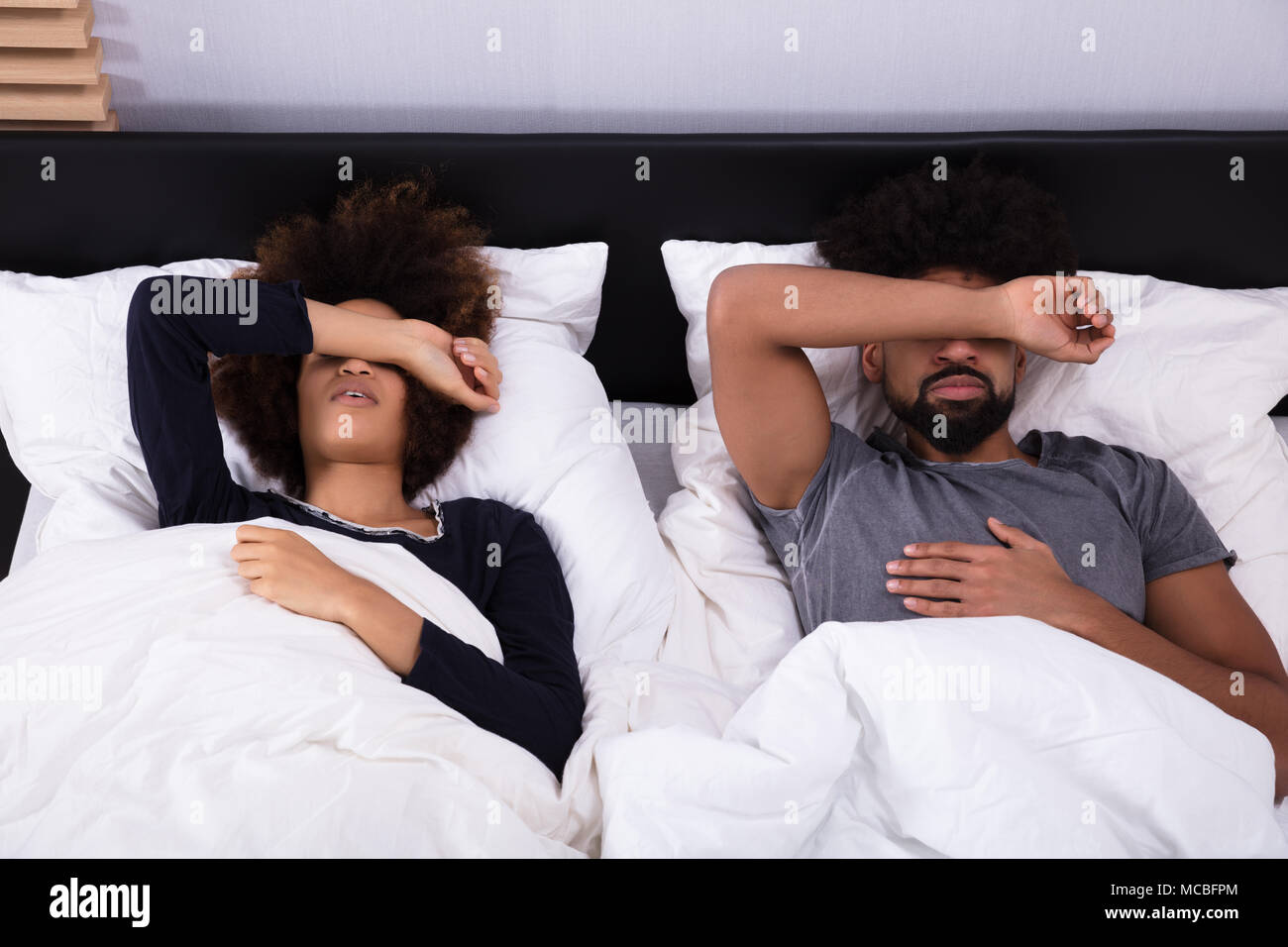 High Angle View of Young Couple In Bed Banque D'Images