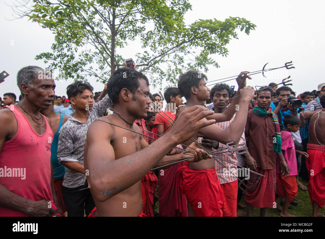 Un groupe de dévots hindous effectuer les rituels de Charak Puja festival le 14 avril 2018 dans Maulvibazar, au Bangladesh. Banque D'Images