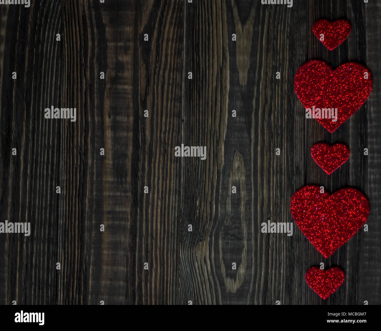 Coeurs en papier rouge amour médias mise sur ancienne en bois Banque D'Images