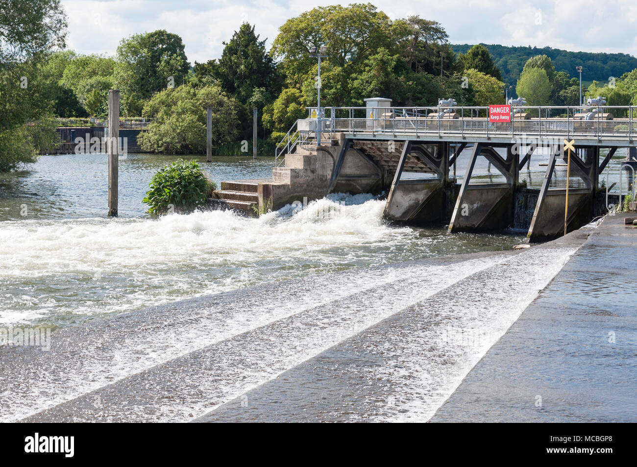 Hambledon Weir à Hambledon Lock, Hambleden, Buckinghamshire, Angleterre, Royaume-Uni Banque D'Images