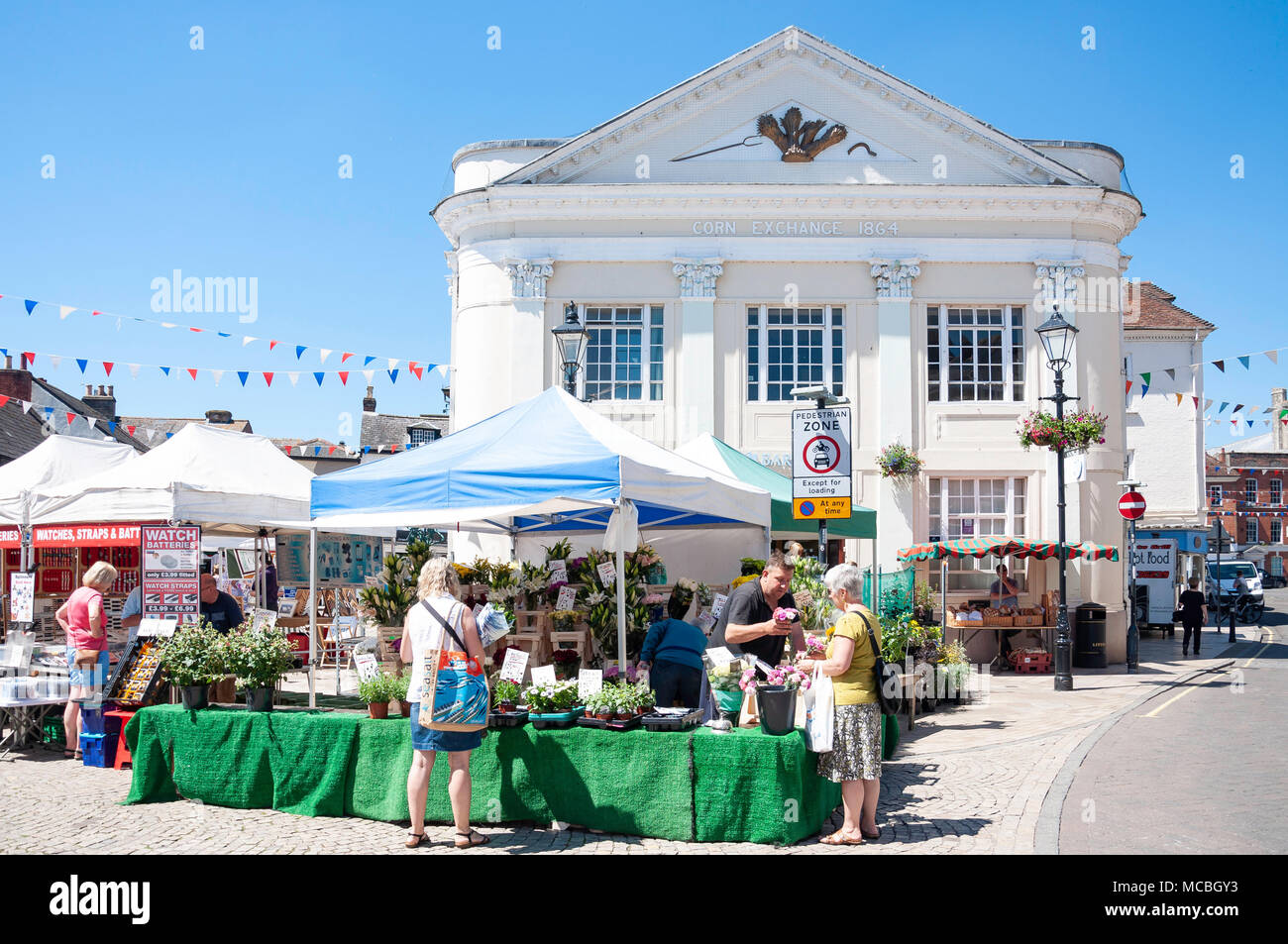 Ancien édifice Corn Exchange et le jour du marché, les étals du marché du maïs, Romsey, Hampshire, Angleterre, Royaume-Uni Banque D'Images