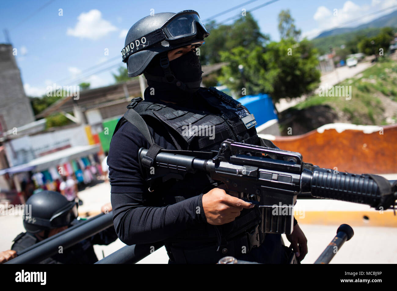 La police fédérale mexicaine patrouillent dans les rues de Guerrero, Mexique, Isla Holbox le vendredi, Juillet 24, 2015. Des gangs rivaux Los Rojos et Los Ardillos luttent pour le contrôle d'un élément important, à Isla Holbox route de trafic de drogues. Dire des rapports entre 15 et 30 personnes disparues à Isla Holbox à partir de quand un groupe d'hommes armés sont entrés dans la ville en mai dernier et a pris le contrôle de la ville pendant cinq jours. L'automne dernier, 43 étudiants ont disparu dans le même état. Banque D'Images