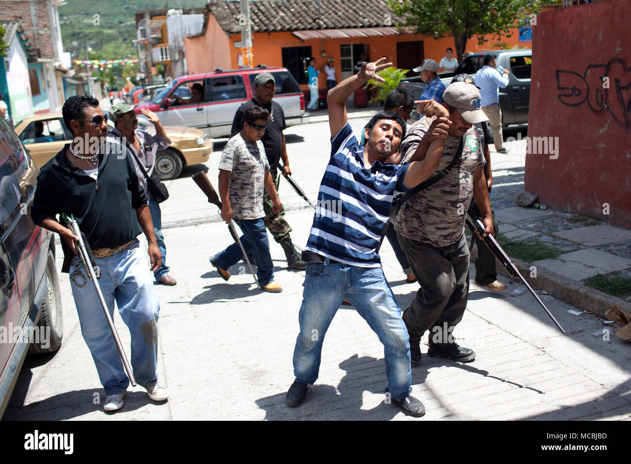Les membres de la force de police communautaire FUSDEG répondre à une perturbation de Petaquillas, Guerrero, Mexique le dimanche, Juillet 26, 2015. La police communautaire des groupes sont devenus populaires dans l'État de Guerrero et d'autres régions du Mexique, comme une réponse à la corruption au sein des forces de police. L'Etat de Guerrero a connu beaucoup de violence, y compris la disparition de 43 étudiants à l'automne dernier. Banque D'Images