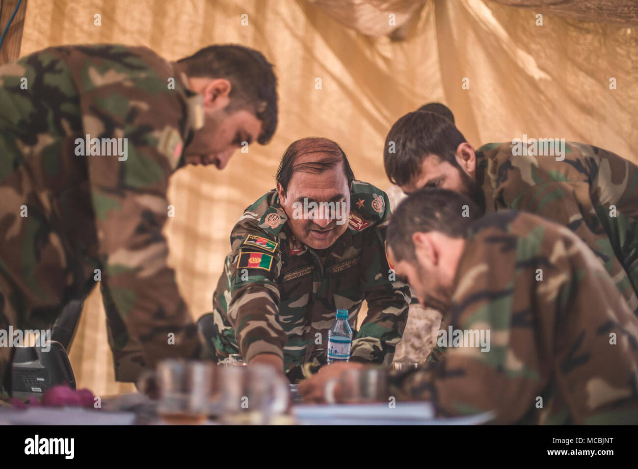 Le brig. Le général Abdul Raziq Hotak, général commandant de brigade, l'Armée nationale afghane (ANA) 215e Corps (milieu), discute des opérations tactiques avec ses soldats pour l'opération Maiwand 12 Shorserack au Camp, l'Afghanistan, le 10 mars 2018. Maiwand 12 est une opération dirigée par les Afghans, Groupe de travail assisté par le sud-ouest avec éléments de manoeuvre du 215e Corps de l'ANA, Direction nationale de la sécurité, et 505ème de la Police nationale afghane de Zone d'expansion des forces de la zone de sécurité dans la province de Helmand. Banque D'Images