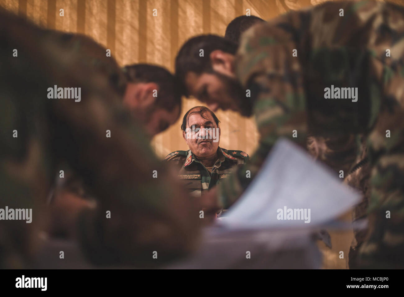 Le brig. Le général Abdul Raziq Hotak, général commandant de brigade, l'Armée nationale afghane (ANA) 215e Corps, l'écoute de ses soldats discuter des opérations tactiques pour l'opération Maiwand 12 Shorserack au Camp, l'Afghanistan, le 10 mars 2018. Maiwand 12 est une opération dirigée par les Afghans, Groupe de travail assisté par le sud-ouest avec éléments de manoeuvre du 215e Corps de l'ANA, Direction nationale de la sécurité, et 505ème de la Police nationale afghane de Zone d'expansion des forces de la zone de sécurité dans la province de Helmand. Banque D'Images