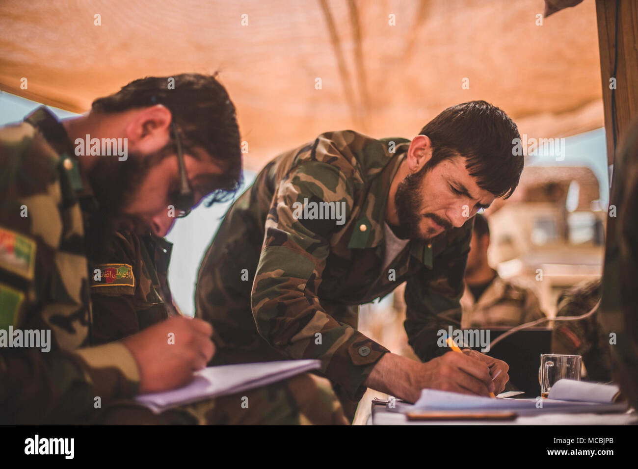 Des soldats afghans avec 1ère Brigade de l'Armée nationale afghane (ANA) 215e Corps canadien notez les coordonnées de l'ennemi pendant le fonctionnement Maiwand 12 Shorserack au Camp, l'Afghanistan, le 10 mars 2018. Maiwand 12 est une opération dirigée par les Afghans, Groupe de travail assisté par le sud-ouest avec éléments de manoeuvre du 215e Corps de l'ANA, Direction nationale de la sécurité, et 505ème de la Police nationale afghane de Zone d'expansion des forces de la zone de sécurité dans la province de Helmand. Banque D'Images