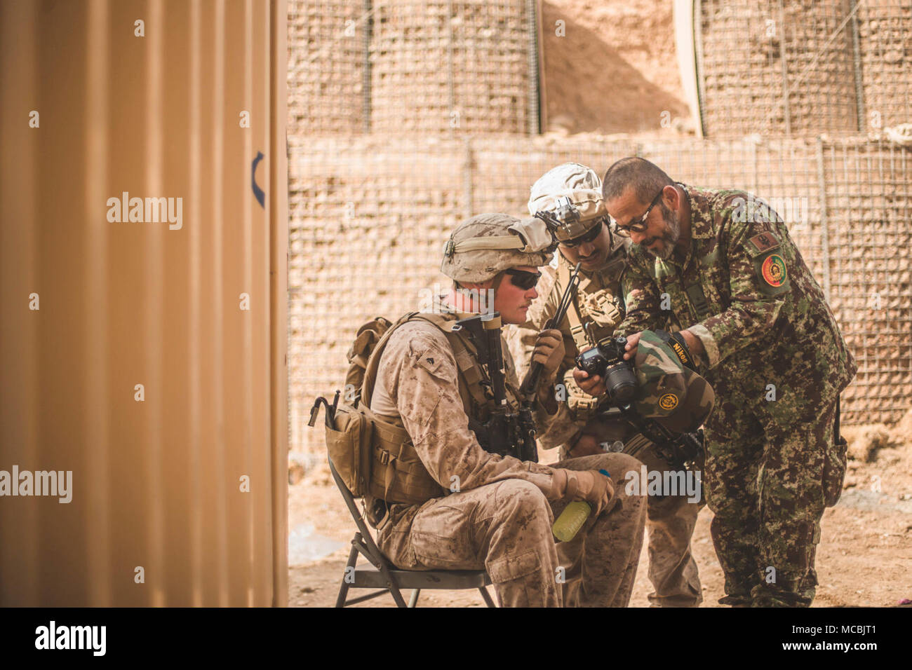 Les Marines américains avec la Force au sud-ouest (TFSW) regardez photo prise par la 1ère Brigade de l'Armée nationale afghane (ANA) 215e Corps canadien des affaires publiques au cours de leur mission consultative d'exploitation Maiwand 12 Shorserack au Camp, l'Afghanistan, le 10 mars 2018. Maiwand 12 est une opération dirigée par les Afghans, TFSW-assistés avec éléments de manoeuvre du 215e Corps de l'ANA, Direction nationale de la sécurité, et 505ème de la Police nationale afghane de Zone d'expansion des forces de la zone de sécurité dans la province de Helmand. Banque D'Images