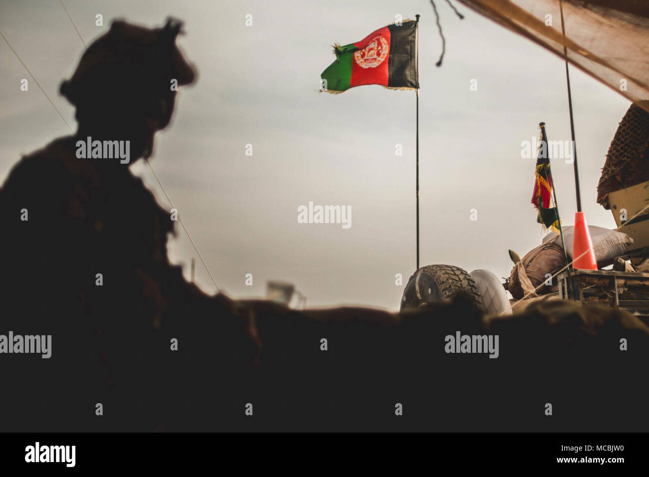 Un groupe de travail avec la Marine américaine au sud-ouest (TFSW) assure la sécurité dans le centre d'opérations tactiques tandis que les Marines de la 1re Brigade, conseiller de l'Armée nationale afghane (ANA) 215e Corps canadien pendant l'opération Maiwand 12 Shorserack au Camp, l'Afghanistan, le 10 mars 2018. Maiwand 12 est une opération dirigée par les Afghans, TFSW-assistés avec éléments de manoeuvre du 215e Corps de l'ANA, Direction nationale de la sécurité, et 505ème de la Police nationale afghane de Zone d'expansion des forces de la zone de sécurité dans la province de Helmand. Banque D'Images