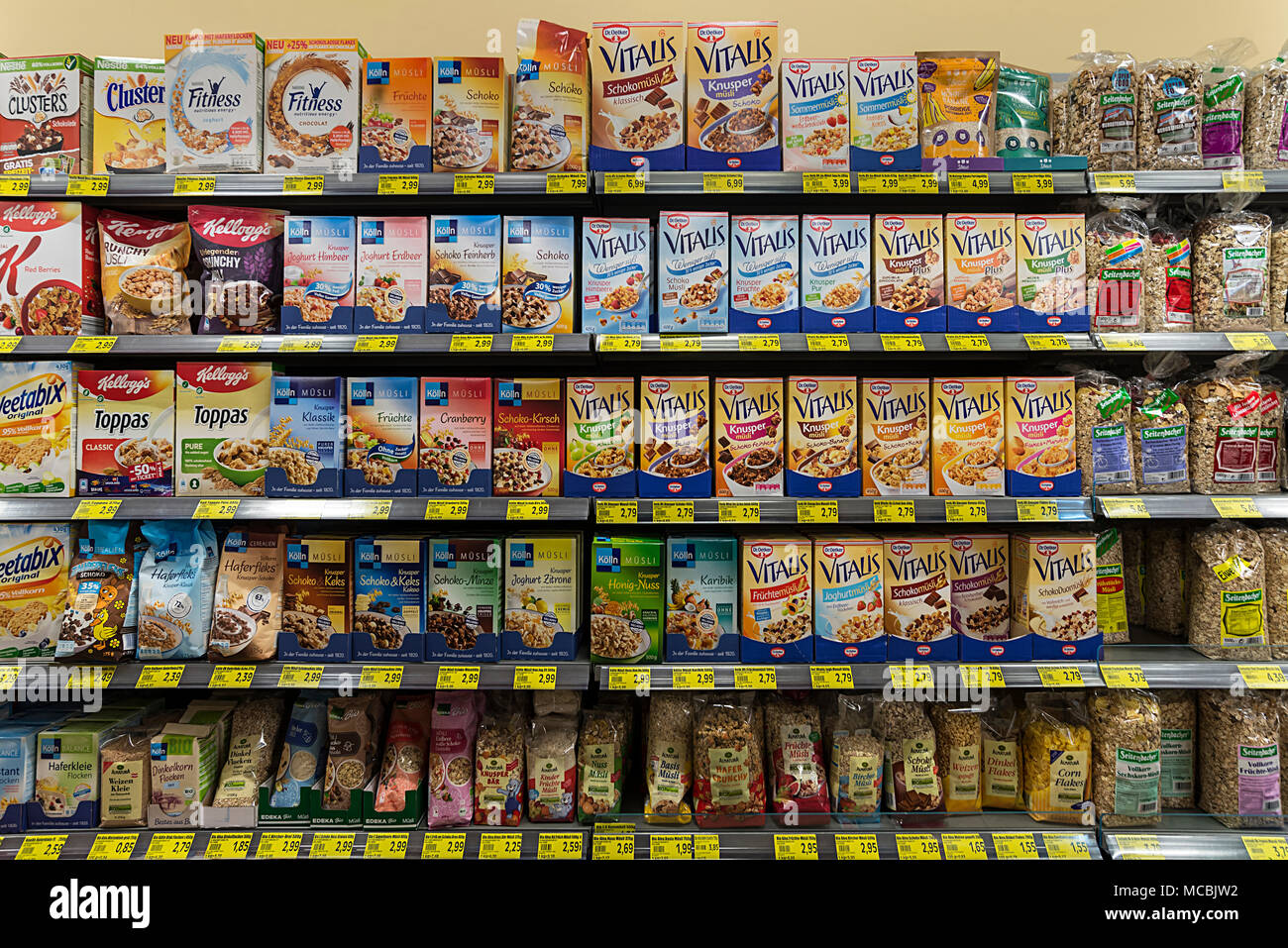 Muesli, différents types sur une étagère dans un supermarché allemand, Allemagne Banque D'Images