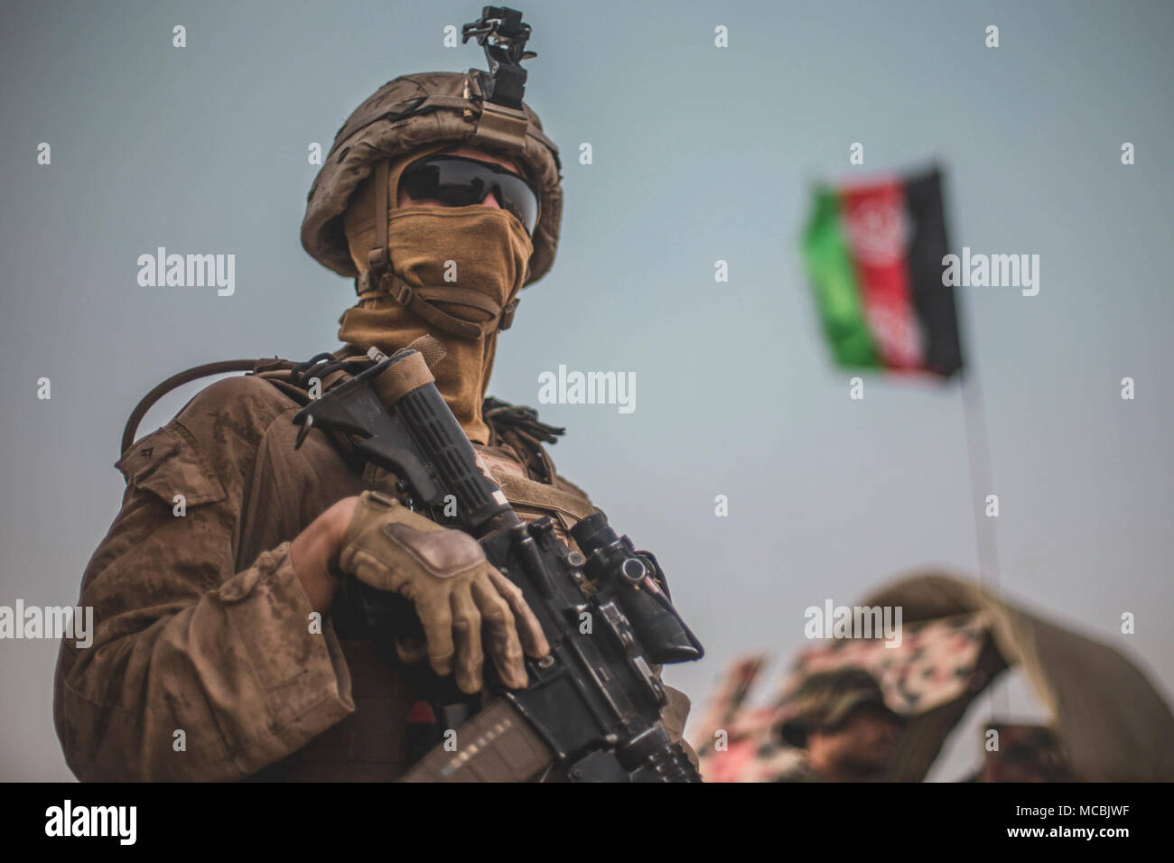 Un groupe de travail avec la Marine américaine au sud-ouest (TFSW) assure la sécurité des conseillers maritimes lors d'une mission de conseiller avec 1ère Brigade, l'Armée nationale afghane (ANA) 215e Corps comme les Forces nationales de défense et de sécurité mener l'opération Maiwand 12 Shorserack au Camp, l'Afghanistan, le 12 mars 2018. Maiwand 12 est une opération dirigée par les Afghans, TFSW-assistée, avec éléments de manoeuvre du 215e Corps de l'ANA, Direction nationale de la sécurité, et 505ème de la Police nationale afghane de Zone d'expansion des forces de la zone de sécurité dans la province de Helmand. Banque D'Images