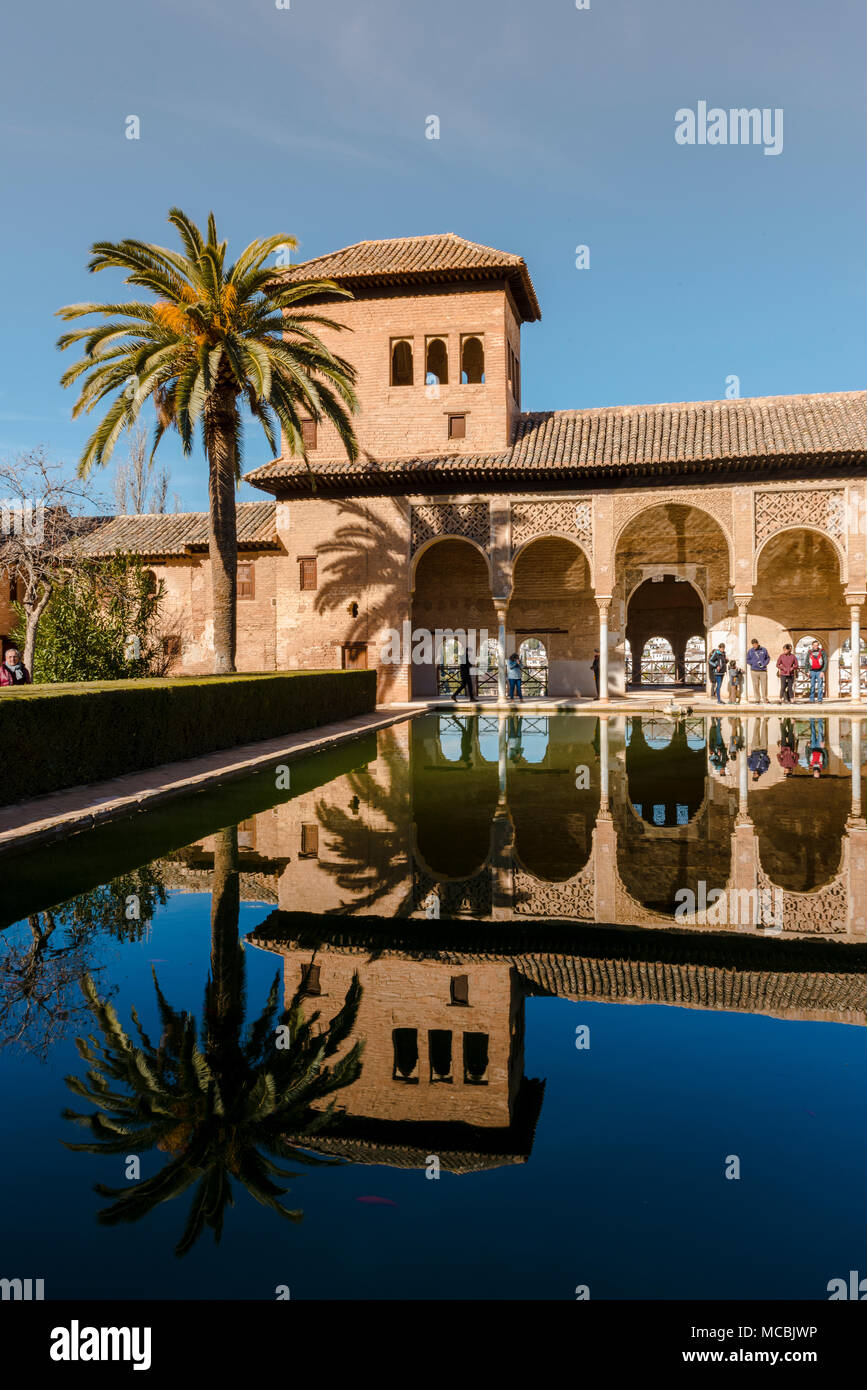 Ancien bâtiment El Partal avec piscine et palmiers, Alhambra, château de ville sur Sabikah Hill, Grenade, Andalousie, Espagne Banque D'Images