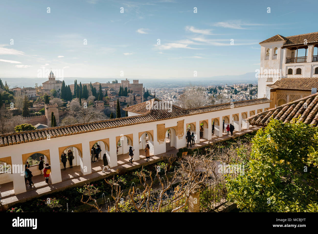 Vue sur le Palais d'été, Palacio de Generalife Generalife, avec l'Alhambra de Grenade, Andalousie, Espagne Banque D'Images