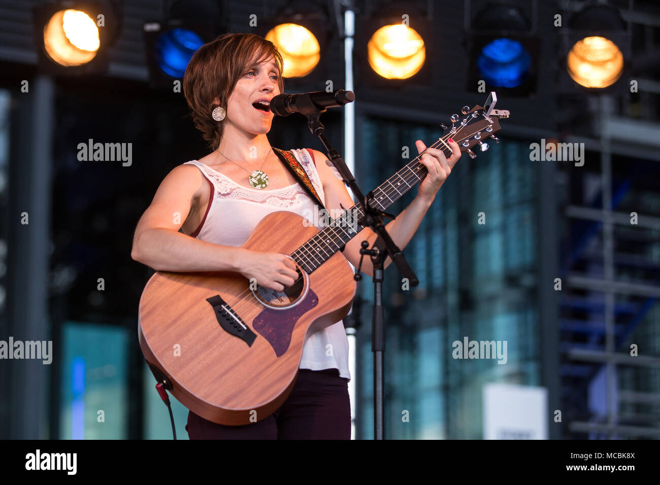 Kirbanu auteur-compositeur et chanteur australien live au Blue Balls Festival de Lucerne, Suisse Banque D'Images