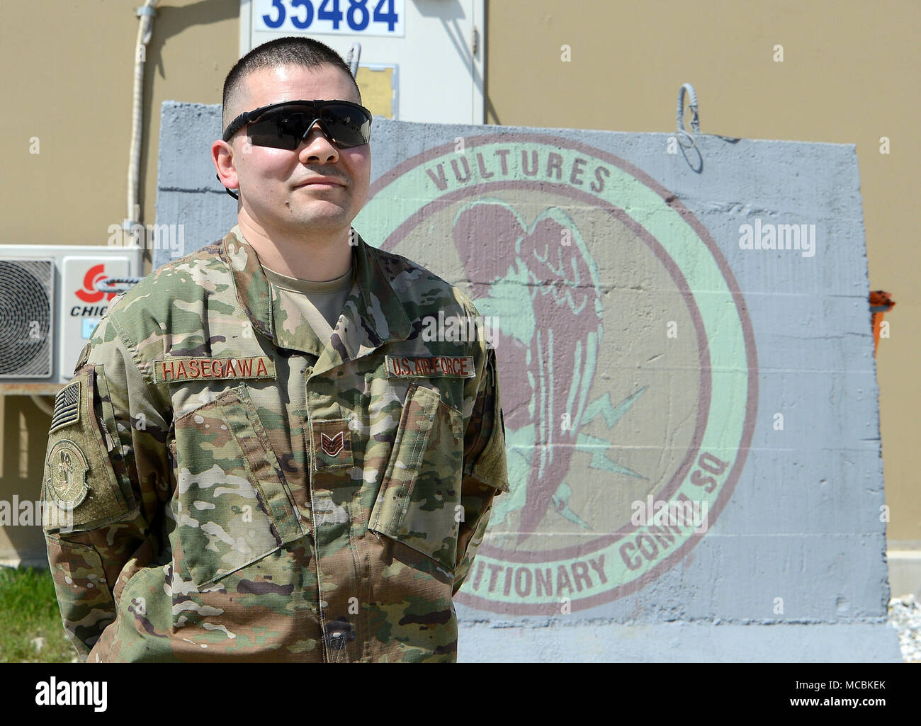 Le s.. Brandon Hasegawa, 455 e Escadron de transport Communication expéditionnaire cyber technicien, pose pour une photo du 22 mars 2018, l'aérodrome de Bagram en Afghanistan. Originaire de Davis, Californie, Hasegawa est actuellement déployé à partir de Mountain Home Air Force Base, Texas et a été dans l'Armée de l'air pendant cinq ans. Banque D'Images