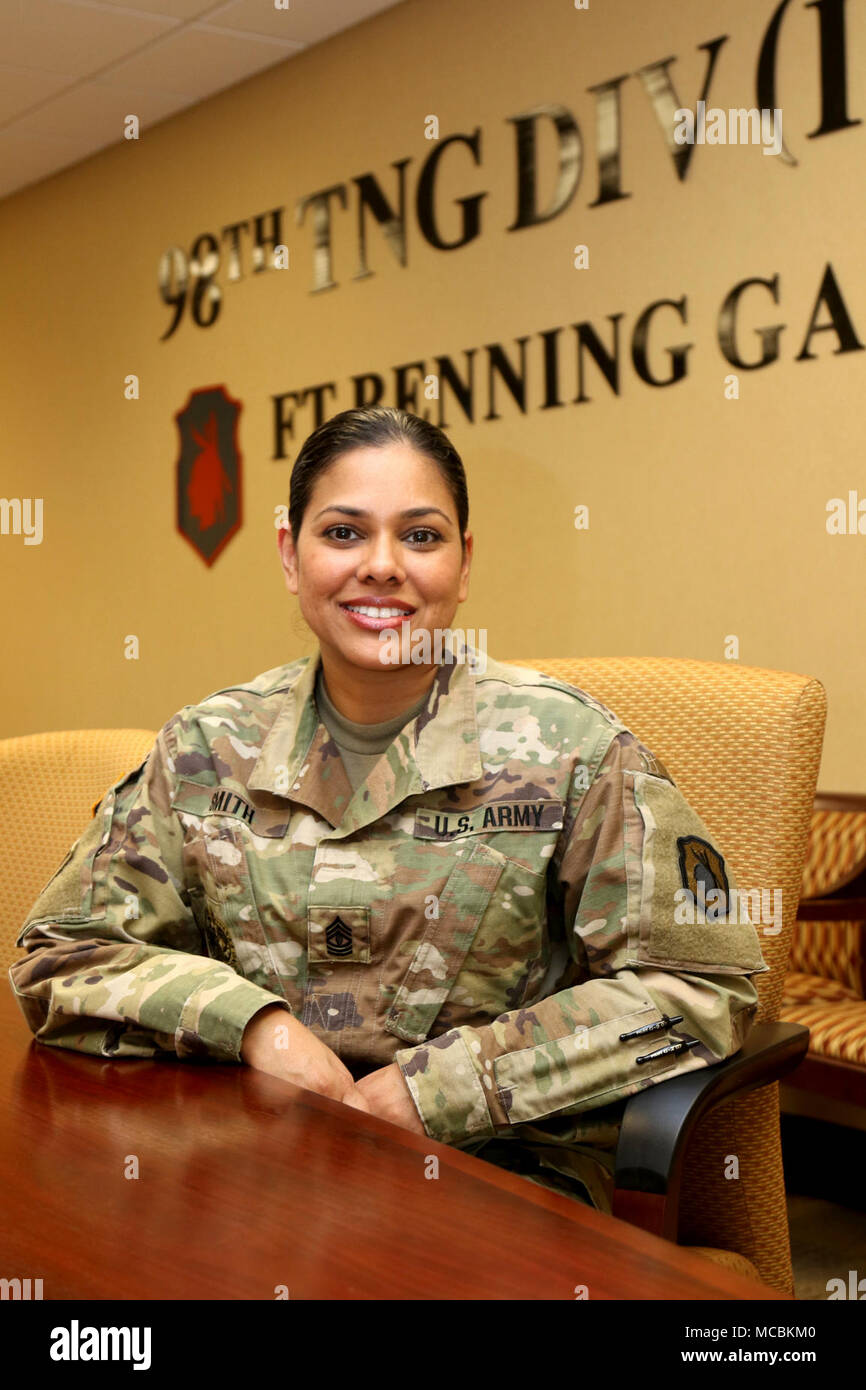 Réserve de l'armée des États-Unis 1er Sgt. Lorraine Smith, premier sergent, l'Administration centrale et de l'Administration centrale, 98e Division de l'entreprise Formation initiale Formation (Entrée), a récemment annoncé le chef de la direction de l'Hôpital du comté de Monroe, un Navicent Partenaire de santé. L'ancien sergent de l'Armée attribue sa nouvelle promotion de certaines compétences acquises tout en en uniforme et sur la piste. Banque D'Images