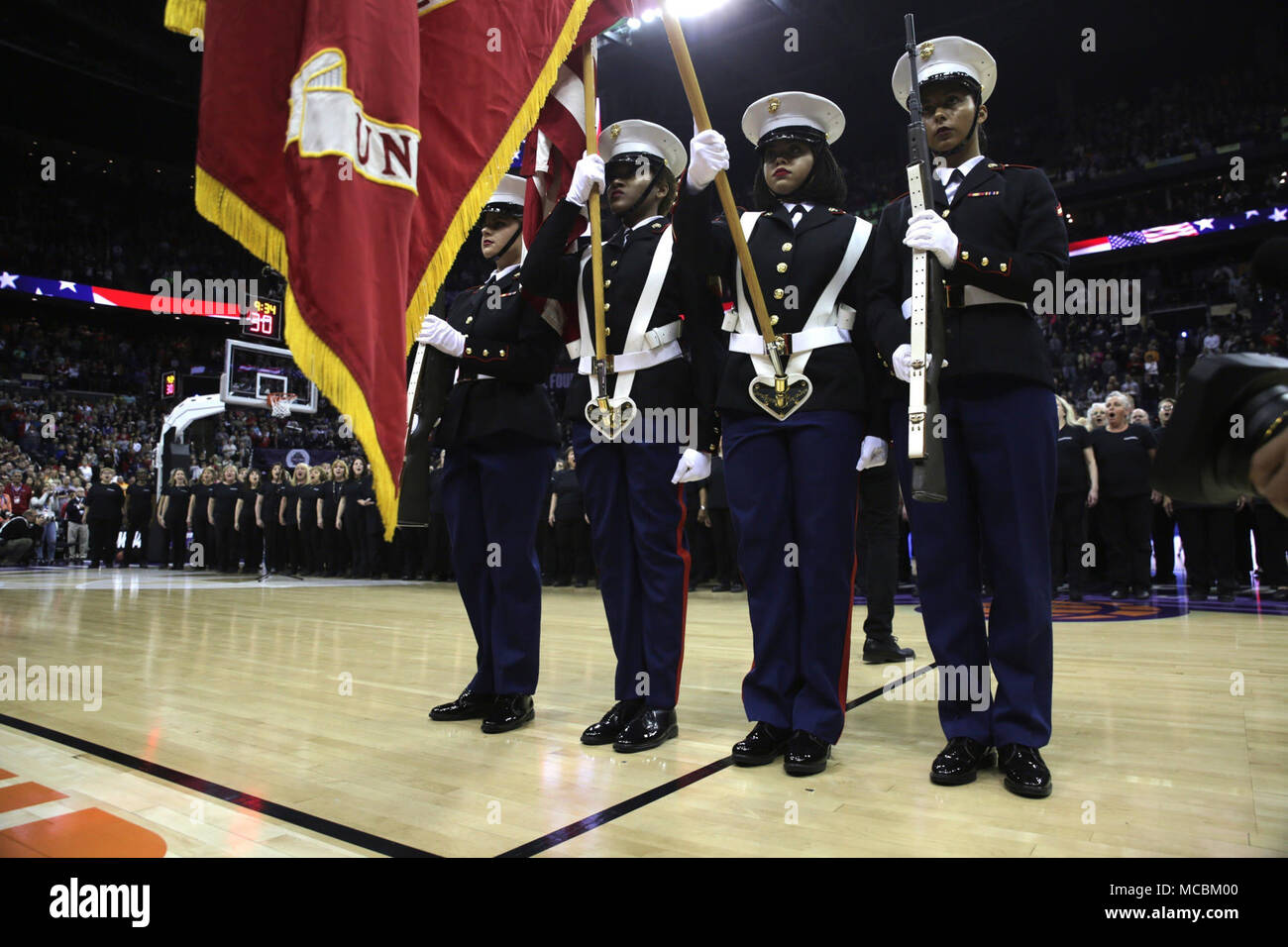 COLUMBUS, Ohio - PFC. Heather Williams (à gauche), Sgt. Espérons que Timberlake, Sgt. Saturnina Rodriguez et la FPC. Le présent Villagomez Jasmin et National Marine Corps drapeaux, comme le premier tout-femelle couleur garde de Marine Corps Base logistique Albany, Géorgie, au cours de NCAA Division I Women's quatre demi-finales finale jeux de basket-ball, dans le cadre de la 2018 Women's Basketball Coaches Association Convention au Nationwide Arena de Columbus, Ohio, le 30 mars 2018. Les Marines ont assisté à l'WBCA pour engager avec les femmes de tous les niveaux d'expérience et de les informer sur les possibilités au sein du Corps. Cette année, le Marine C Banque D'Images